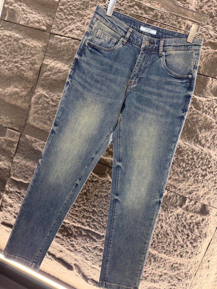 Prada/普拉达 2026ss 早春新品 \n金属三角徽标 \n男士棉质 五口袋休闲裤\n颜色: 蓝色