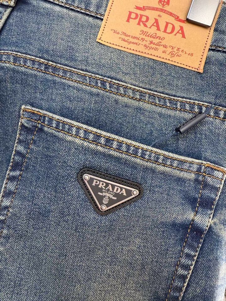 Prada/普拉达 2026ss 早春新品 \n金属三角徽标 \n男士棉质 五口袋休闲裤\n颜色: 蓝色