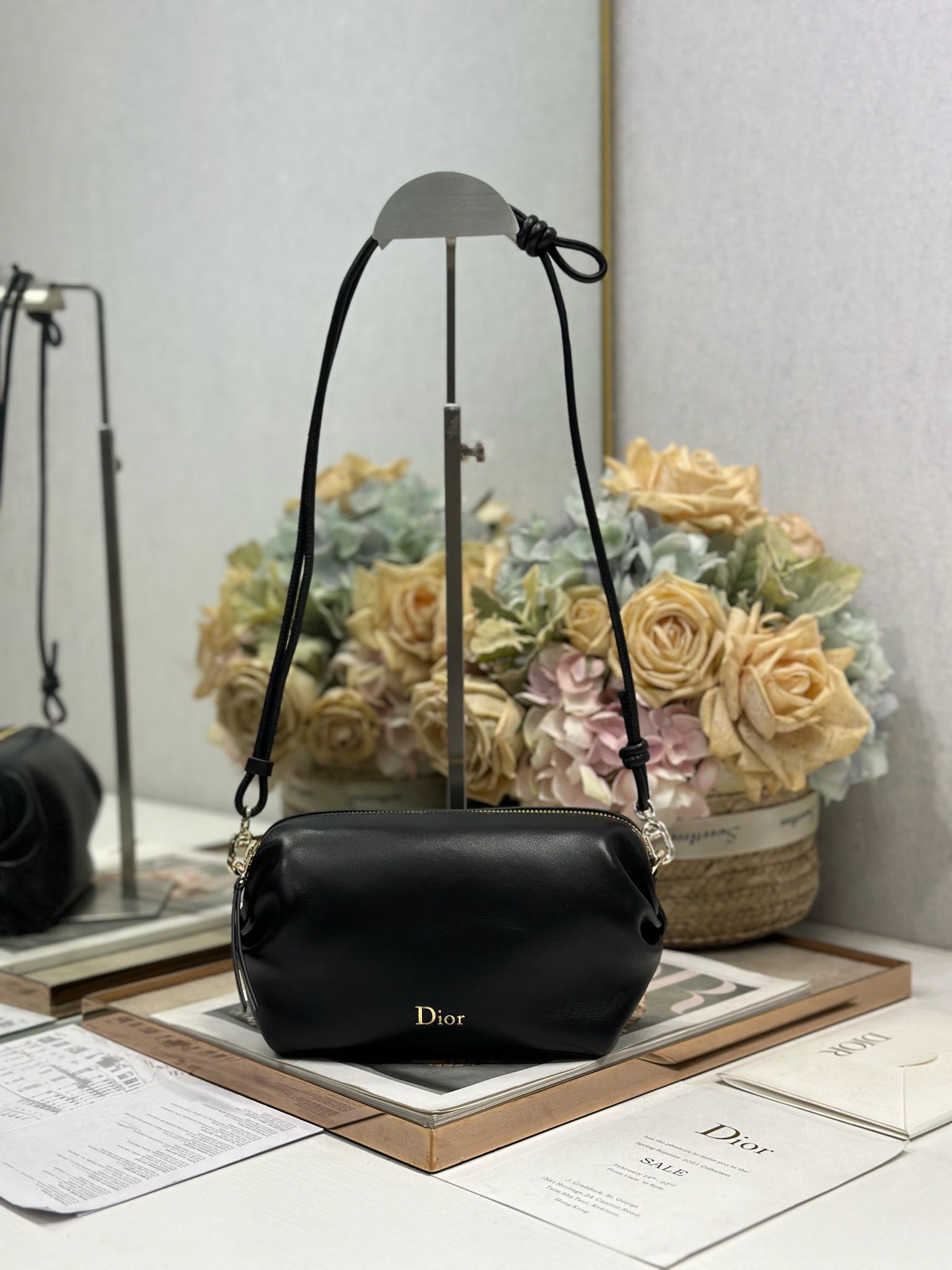NO:771047,Dior Bow Clutch 'Black Sheepskin' This Dior Bow clutch pays homage to Dior's heritage, embodying Dior's elegant signature and exquisite craftsmanship. Soft sheepskin design, inspired by the bow of the Dior Bow bag, can be worn cross-body, on the shoulder or by hand. Zip closure Heat-embossed gold-toned Dior signature on the front Adjustable, removable leather shoulder strap 2 internal card slots Model S3900 Dimensions 20 x 11 x 8 cm (Length)  x height x width) Can store 1 wallet, 1 mobile phone, sunglasses and lipstick, dior, dior, dior, wallets, handbag, sheepskin19860909Dior Bow手拿包「黑色羊皮」 这款 Dior Bow 手拿包致敬 Dior 传承,彰显 Dior 的优雅标识和精湛工艺.柔软羊皮革设计,灵感源自 Dior Bow 手袋的蝴蝶结,可斜挎、肩背或手提. 拉链开合 正面热压金色调 Dior 标志 可调节、可拆卸的皮革肩带 2 个内部卡槽 型号S3900 尺寸20 x 11 x 8 厘米（长 x 高 x 宽） 可收纳 1 个钱包、1 部手机、太阳眼镜和唇膏,迪奥,dior,dior,wallets,handbag,sheepskin,Bag