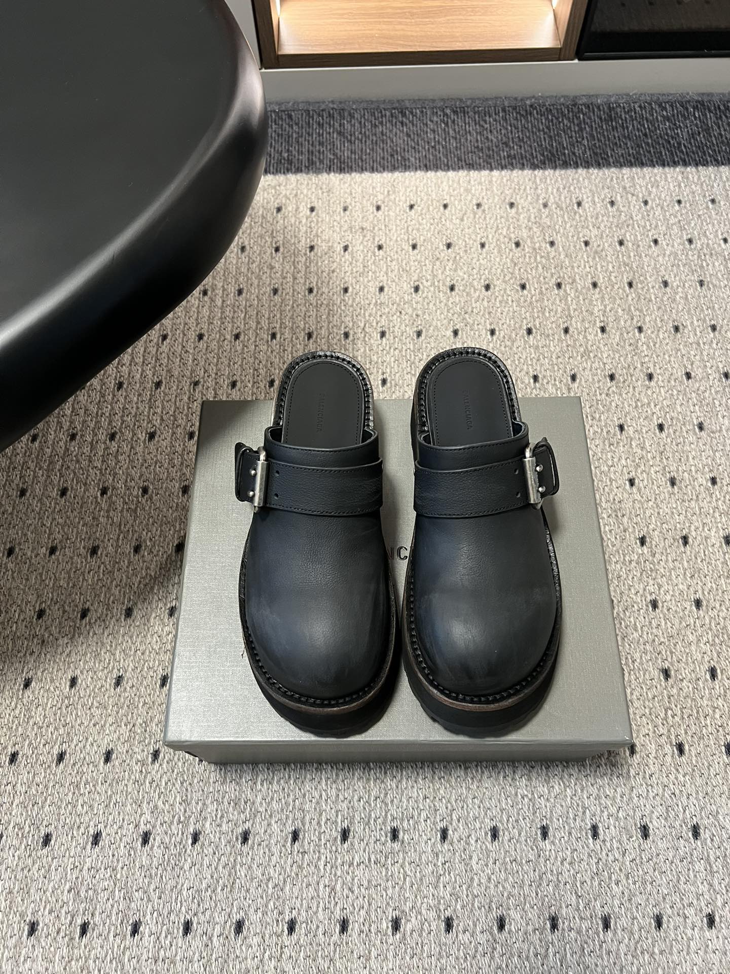 NO:788546,Top-quality Balenciag* early spring new distressed thick-soled Mule slippers. The relaxation in spring and summer starts with a pair of good shoes. The old-fashioned shoes have a retro texture, the metal buckles highlight the cool details, and the thick soles wrap the feet. Comfort and appearance coexist, and they are easy to slip on. They are suitable for all daily scenes, for commuting neatly, for going out on the street, and for being lazy at home. A pair of shoes can provide a sense of relaxation in all occasions.  A sense of laziness and a sense of luxury coexist. It is an atmospheric artifact for spring and summer wear. It can be worn with your eyes closed without stepping on thunder. It is the king of all-match styles in the shoe cabinet!  Cowhide upper, cowhide lining, outsole, original molded outsole, size 35-40 (customized sizes 40 and 41 are non-returnable), heel height 5cm, half drag, balenciaga, cowhide19860909顶级品质 Balenciag*早春新款做旧款厚底穆勒拖 春夏的松弛感,从一双好鞋开始,做旧自带复古质感,金属扣点亮酷飒细节,厚底包裹双脚,舒适与颜值并存,一脚蹬的自在,适配所有日常场景,通勤的利落,出街的随性,居家的慵懒.一双鞋,搞定所有场合的松弛感. 慵懒感与高级感并存,春夏穿搭的氛围感神器,闭眼入不踩雷,鞋柜里的百搭王！ 鞋面牛皮 内里牛皮 大底原版开模大底 size35-40码（40 41码定制不退换） 跟高5cm,半拖,balenciaga,cowhide,Women's Shoes