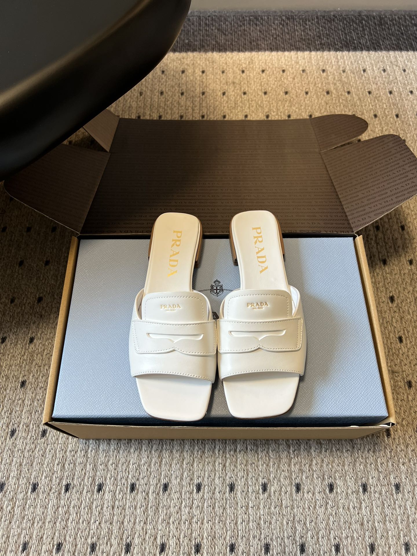 NO:788549,Top quality Prad *26ss early spring new square toe slippers. Square toe slippers, a stylish artifact for lazy people when out on the street!  Classic square toe + brand embossed design, simple and elegant, you can instantly become a professional elite on your feet. The soft cowhide texture is full of texture, it is very comfortable on your feet and will not wear your feet for a long time. It is available in three colors: caramel/milk white/pure black, suitable for all spring and summer outfits. It is super convenient to put on and take off with one kick, and can be used for commuting, shopping, and walking. It is a versatile shoe that will never be idle in the shoe cabinet. Close your eyes and avoid stepping on thunder!  Cowhide upper, sheepskin lining, leather outsole/layered leather heel, size 35-42 (customized sizes 40, 41, 42 are non-returnable), slippers, prada, slippers, cowhide, sheepskin, Leather soles19860909顶级品质 Prad *26ss早春新款方头一字拖鞋 方头一字拖,懒人出街的气质神器！经典方头+品牌压纹设计,简约又显贵,上脚秒变职场精英,软牛皮质感拉满,上脚巨舒服不磨脚,久穿不累,焦糖/奶白/纯黑三色可选,适配所有春夏穿搭. 一脚蹬穿脱超方便,通勤、逛街、遛弯全hold住,鞋柜里永远不会闲置的百搭王,闭眼入不踩雷！ 鞋面牛皮 内里羊皮 大底真皮大底/层皮跟 size35-42码（40、41、42码定制不退换）,拖鞋,prada,slippers,cowhide,sheepskin,Leather soles,Women's Shoes