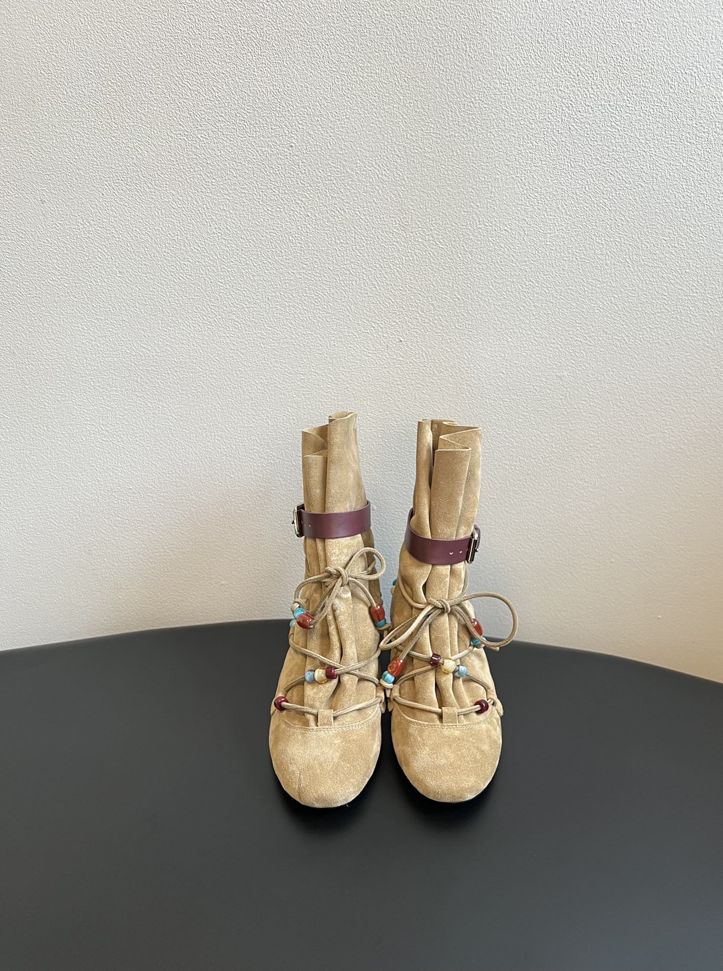 NO:783803,Isabel Maran*26ss bohemian style beaded strap short boots. The romance and freedom of spring and summer start with a pair of ethnic style short boots. Suede outlines gentle lines, beaded straps highlight smart details, soft soles wrap the feet, comfort and appearance coexist. Multiple colors are available, suitable for various styles. For travel casualness, street personality, and daily relaxation, a pair of shoes can unlock the retro atmosphere in all occasions.  It can be worn for spring and summer outings as well as for daily wear. It’s versatile and versatile, just close your eyes and wear it!  Upper cow suede, lining sheepskin, outsole Italian leather outsole size 35-40 (customized size 40 is non-returnable) 120, boots, boots, sheepskin, chamois leather, Leather soles19860909Isabel Maran*26ss波西米亚风串珠绑带短靴 春夏的浪漫与自由,从一双民族风短靴开始,麂皮勾勒温柔线条,串珠绑带点亮灵动细节,软底包裹双脚,舒适与颜值并存,多色可选,适配各种风格穿搭.出游的随性,出街的个性,日常的松弛,一双鞋,解锁所有场合的复古氛围感. 春夏出游、日常穿搭都能穿,个性又百搭,闭眼冲就对了！ 鞋面牛反绒 内里羊皮 大底意大利真皮大底 size35-40码（40码定制不退换） 120,靴子,boots,sheepskin,chamois leather,Leather soles,Women's Shoes