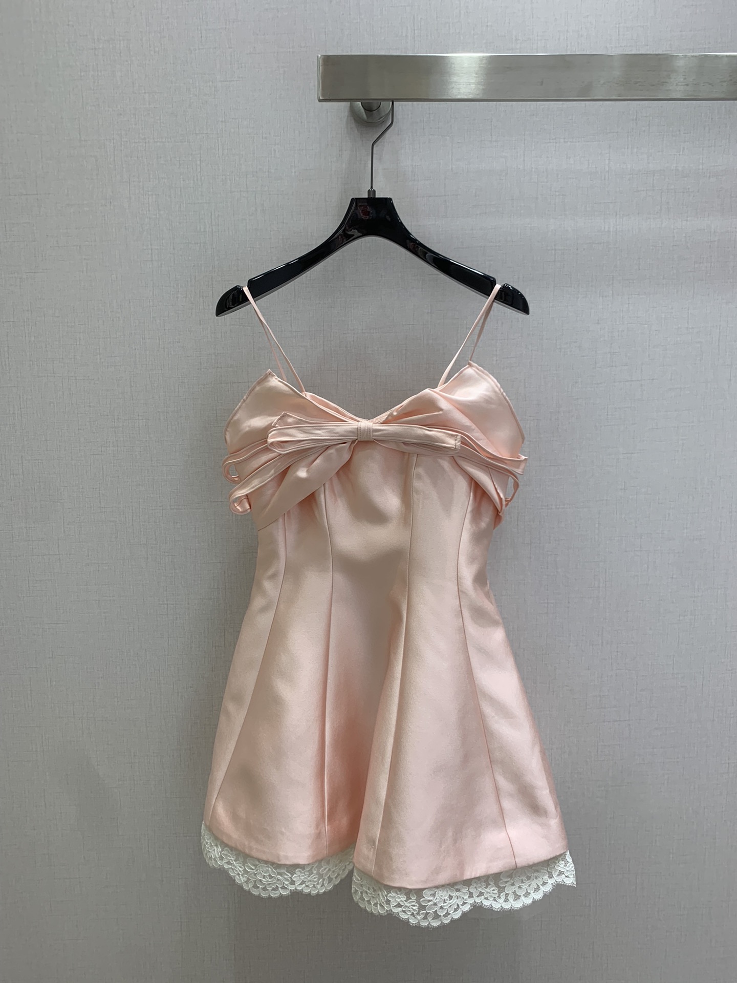 NO:797364,Highly recommended for the early spring of 26, the bow and lace suspender dress exposes the collarbone and shoulder and neck lines, which is retro and sexy. It can also modify the shoulder shape. It is a versatile item that is fashionable and advanced. The high-waist slim cut perfectly outlines the waist and hip curves. It is a typical hot girl style mini skirt!  Two colors SML code high quality ABC,,skirts,19860909强烈推荐 26早春新品 蝴蝶结拼蕾丝吊带连衣裙 露出锁骨与肩颈线条复古又性感纯欲 同时能修饰肩型 百搭单品时髦又高级 高腰修身剪裁完美勾勒腰臀曲线 是典型的辣妹风迷你裙型！两个色 SML码 高品质ABC,,skirts,,Women's clothing