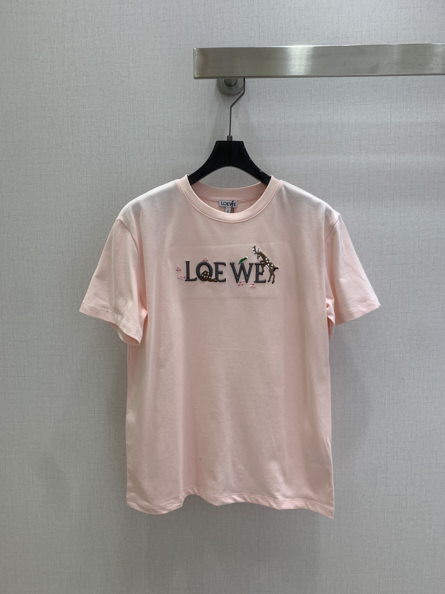 NO:797358,Highly recommended 26 spring and summer new heavy letter embroidered short-sleeved T-shirt, made of cotton fabric with soft and delicate texture; customized washed wheat accessories. The fit is comfortable and good-looking!  Two colors SML code high quality ABC,,T-shirt,tees,t-shirt,19860909强烈推荐 26春夏新款 字母重工刺绣短袖T恤,采用棉面料质感柔软细腻；定制洗水麦辅料齐.版型合身上身效果舒适好看！两个色 SML码 高品质ABC,,T-shirt,tees，t-shirt,,Women's clothing