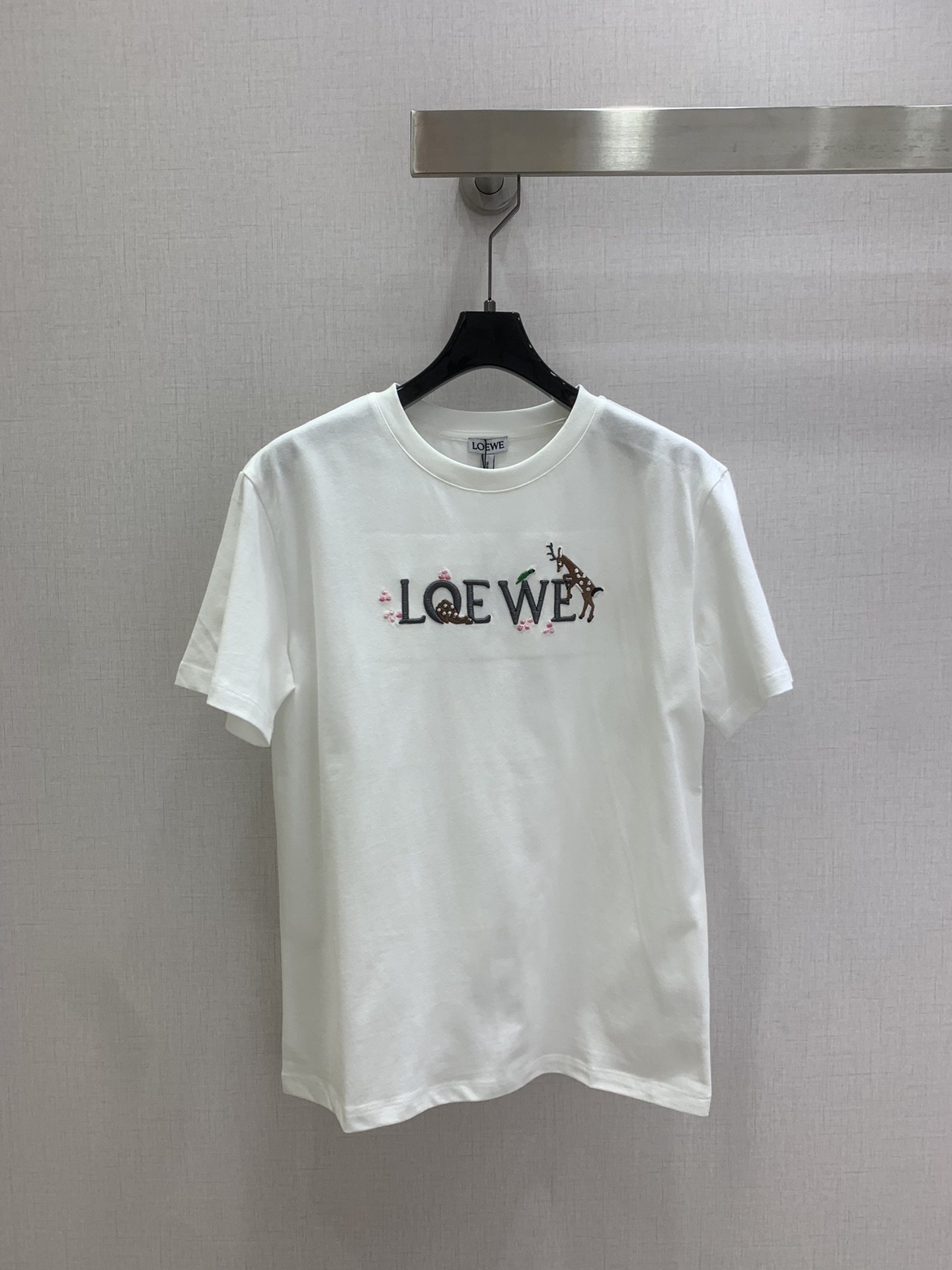 NO:797352,Highly recommended 26 spring and summer new heavy letter embroidered short-sleeved T-shirt, made of cotton fabric with soft and delicate texture; customized washed wheat accessories. The fit is comfortable and good-looking!  Two colors SML code high quality ABC,,T-shirt,tees,t-shirt,19860909强烈推荐 26春夏新款 字母重工刺绣短袖T恤,采用棉面料质感柔软细腻；定制洗水麦辅料齐.版型合身上身效果舒适好看！两个色 SML码 高品质ABC,,T-shirt,tees，t-shirt,,Women's clothing