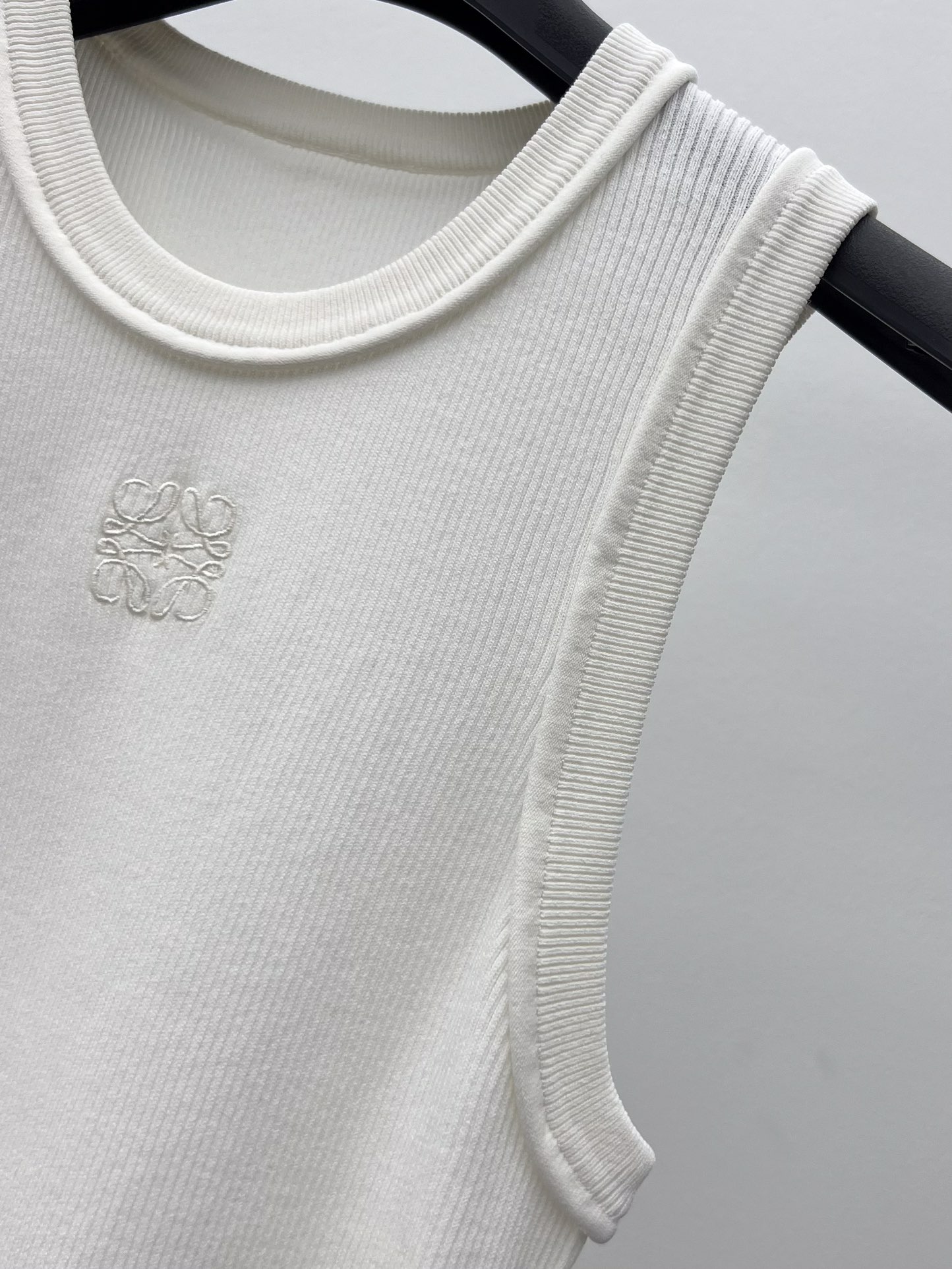 𝐋𝐨*刺绣Anagram背心简单清爽时髦采用弹力针织面料制作胸前loewe刺绣logo装饰单穿内搭都可s