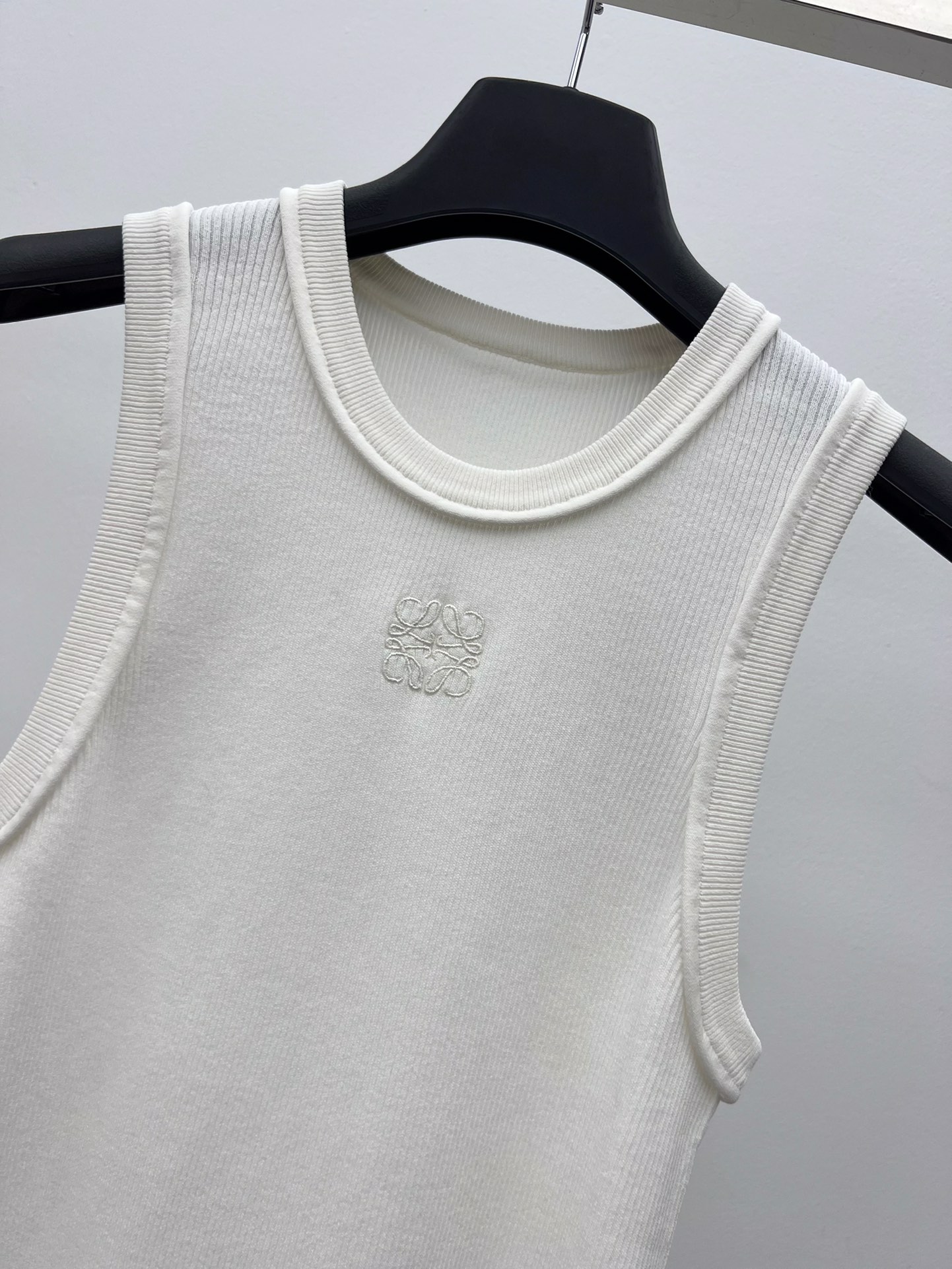 𝐋𝐨*刺绣Anagram背心简单清爽时髦采用弹力针织面料制作胸前loewe刺绣logo装饰单穿内搭都可s
