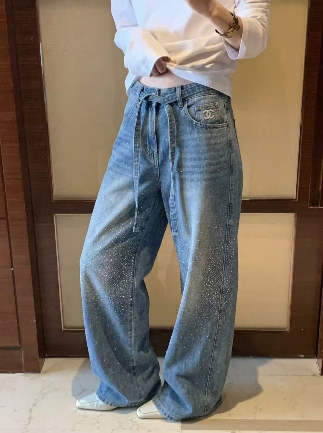 NO:779154,Model No. 20262425 Chane* new style shiny hot diamond bow tie waist wide-leg denim trousers, blue, SML, [M size waist 70, length 107; weight 0.780kg], Chanel-clothing, chanel, chanel,19860909款号20262425 Chane*新款 闪耀烫钻蝴蝶结系带收腰阔腿牛仔长裤,蓝色,SML,【M码腰围70,长107；重量0.780kg】,香奈儿-服装,chanel,chanel,,Women's clothing