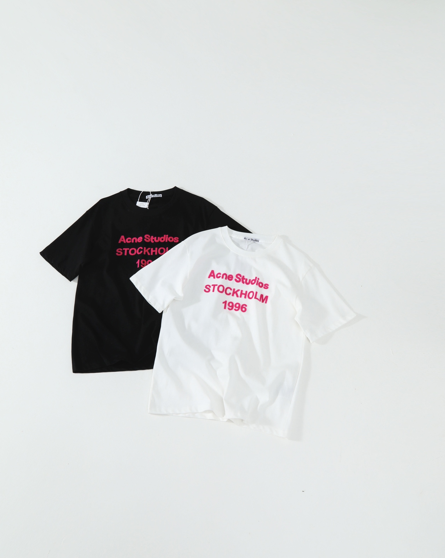 Acne Studios SS26限定植绒短袖 高品质短袖 三标齐全 尺码 ：90-150 成人：S-2XL 儿童短袖，成人短袖，亲子款 需要说明的是由于是立体毛茸工艺，难免会有轻微的浮毛会有些许掉毛情况，哪怕是正品也是如此 注：植绒立体…