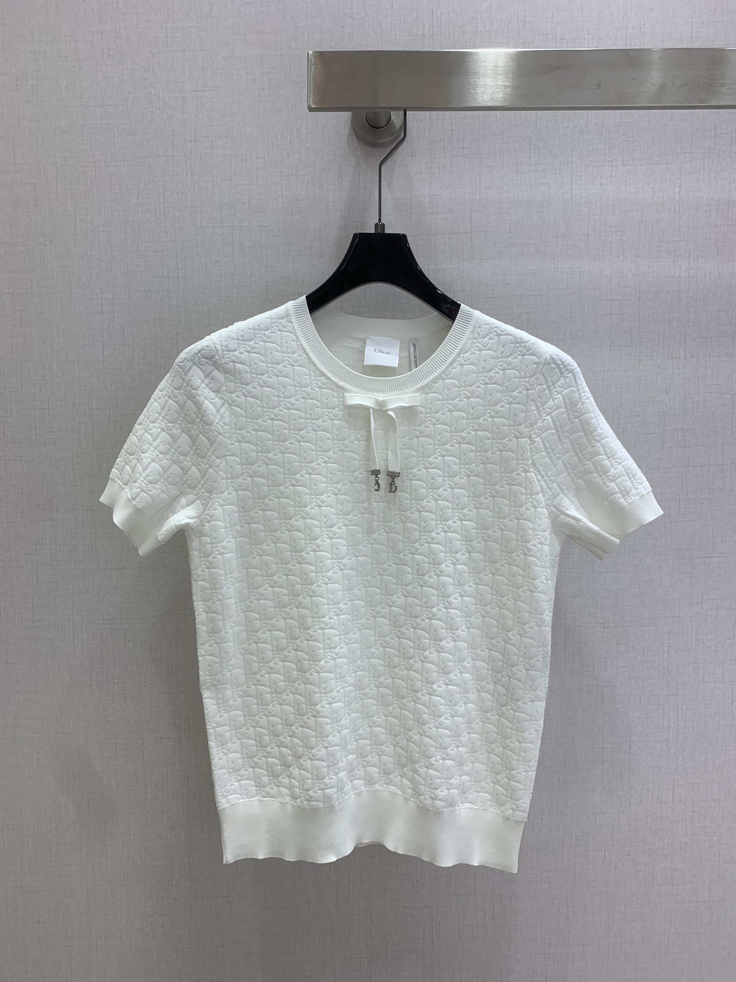 NO:798234,Highly recommended 26 spring and summer new knitted letter short-sleeved top!  Three-dimensional double weaving process original customized imported yarn!  Age-reducing temperament, the classic H short version is versatile and easy to wear!  The bow is decorated with French elegance, and the imported high-count-density yarn is custom-made with Swiss machine double-woven knitted yarn. The upper body looks slim and tall!  The quality of workmanship depends on the details!  Two colors SML code high quality AB, T-shirt,19860909强烈推荐 26春夏新款 针织字母短袖上衣！立体双织工艺原版定制进口纱线！减龄气质经典H小短款版型百搭不挑人！蝴蝶结饰法式优雅气质,定制进口高支密度纱线瑞士机双织工艺针织纱线,上身显瘦又高挑！做工品质看细节！两个色 SML码 高品质AB,,T-shirt,,Women's clothing