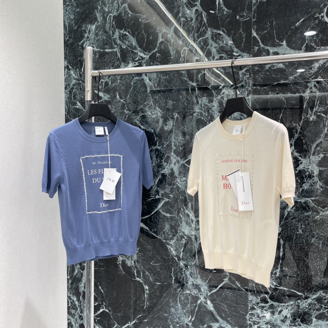 NO:778042,The highest version on the market, the girl inspects the goods, trims the three marks on the threads, and delivers the goods. You can post pictures and take videos. If you want quality and service, please add me on WeChat. We will not accept urgent orders. Ｄ Home 26 new spring and summer embroidered short sleeves. Front letter brand embroidery. Inspired by book covers. Exquisite details. Comfortable and fashionable. Can be easily used in daily life or light luxury occasions. The embroidery craftsmanship is very recognizable. It goes well with casual pants or jeans. Two colors of SML  Outstanding.,Dior-clothing,dior,jeans,T-shirt,19860909市面最高版本小妹验货、修剪线头上三标、发货可发图及拍视频,要品质要服务的加我微信,不接急单. Ｄ家 26春夏新款 刺绣短袖 正面字母品牌刺绣 灵感源自图书封面 细节精致 舒适又时髦 日常或轻奢场合都能轻松驾驭 刺绣工艺超有辨识度 搭配休闲裤或牛仔裤都很ok.两个色SML 出彩.,迪奥-服装,dior,jeans,T-shirt,,Women's clothing