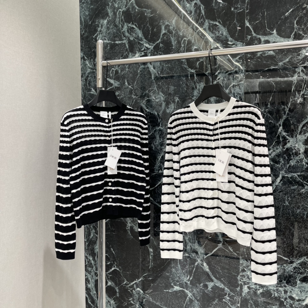 NO:778044,The highest version on the market, the girl inspects the goods, trims the three marks on the threads, and delivers the goods. You can post pictures and take videos. If you want quality and service, add me on WeChat. We will not accept urgent orders. Ｄ Home 26 new spring and summer striped knitted cardigan, classic round neck + hollow knitting, perfect details. Front button design, easy to put on and take off, and can be layered to create a sense of layering. The stripe element is versatile and can be easily used for commuting and leisure.  It looks elegant and casual when paired with wide-leg pants or skirts ~ two colors SML, Dior-clothing, dior, skirts,19860909市面最高版本小妹验货、修剪线头上三标、发货可发图及拍视频,要品质要服务的加我微信,不接急单. Ｄ家 26春夏新款 条纹针织开衫 经典圆领+镂空针织 细节满分 正面纽扣设计 穿脱方便 还能叠穿出层次感 条纹元素百搭 通勤休闲都能轻松驾驭 搭配阔腿裤或裙装都很优雅随性~两个色SML,迪奥-服装,dior,skirts,,Women's clothing