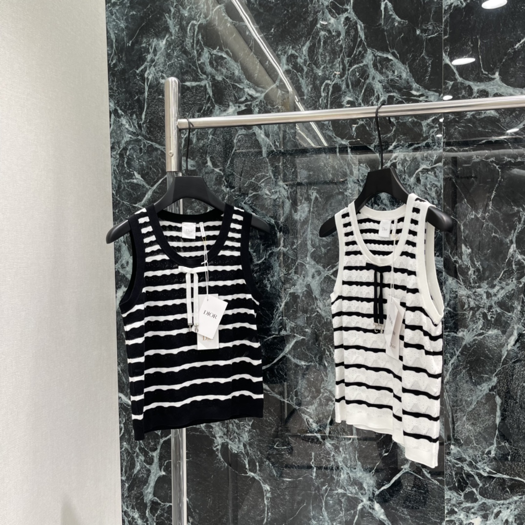 NO:778020,The highest version on the market, the girl inspects the goods, trims the three marks on the threads, and delivers the goods. You can post pictures and take videos. If you want quality and service, please add me on WeChat. We will not accept urgent orders. Ｄ Home 26 new spring and summer striped knitted vest, classic stripes + hollow knitting, breathable and comfortable, perfect for summer! The widened shoulder strap design covers the trapezius muscle, is close to the skin and does not irritate, and can be worn alone or layered.  Easily manageable for commuting and vacationing! Two colors SML, Dior-clothing, dior,19860909市面最高版本小妹验货、修剪线头上三标、发货可发图及拍视频,要品质要服务的加我微信,不接急单. Ｄ家 26春夏新款 条纹针织背心 经典条纹+镂空针织 透气又舒适 夏天穿超合适!加宽肩带设计 遮副乳斜方肌 贴肤不扎 单穿or内搭都OK 通勤度假都能轻松驾驭!两个色SML,迪奥-服装,dior,,Women's clothing