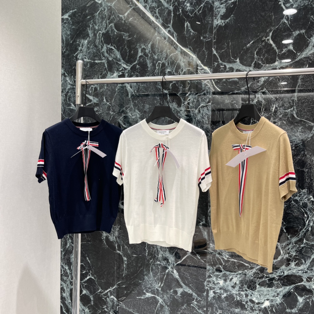 NO:778038,The highest version on the market, the girl inspects the goods, trims the three marks on the threads, and delivers the goods. You can post pictures and take videos. If you want quality and service, please add me on WeChat. We will not accept urgent orders. TB 26 Spring and Summer New Style Lace-Up Sweater. Iconic red, white and blue stripes embellish the neckline. Highly recognizable. Simple and elegant design. Easily paired with casual pants or jeans, perfect for daily or light formal occasions! Brand details control  品质与设计感兼具,时髦又实用~三个色SML,汤姆布朗-服装,thom browne,jeans,19860909市面最高版本小妹验货、修剪线头上三标、发货可发图及拍视频,要品质要服务的加我微信,不接急单. TB 26春夏新款 绑带针织衫 标志性红白蓝条纹点缀领口 辨识度超高 简约大方的设计 轻松搭配休闲裤或牛仔裤,日常或轻正式场合都很OK!品牌细节控 品质与设计感兼具,时髦又实用~三个色SML,汤姆布朗-服装,thom browne,jeans,,Women's clothing