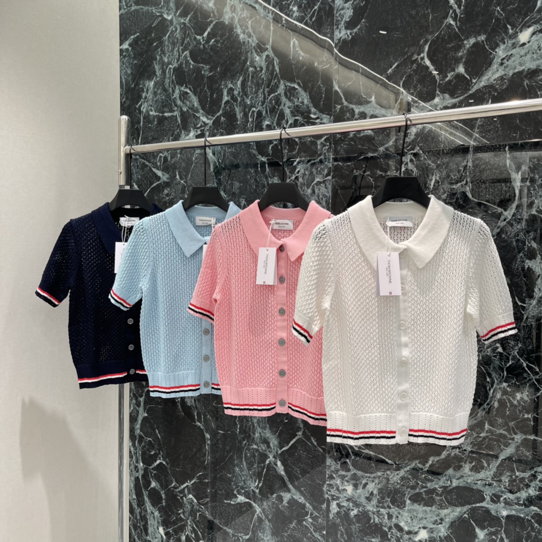 NO:778040,The highest version on the market, the girl inspects the goods, trims the three marks on the threads, and delivers the goods. You can post pictures and take videos. If you want quality and service, please add me on WeChat. We will not accept urgent orders. TB 26 spring and summer new model, hollow knitted short sleeves, classic red, white and blue three-color ribbon + bow, full of college style, hollow texture design, full of three-dimensionality, looks great when worn alone or layered ~ milky white and gentle, cherry blossom pink vitality  It can be easily used for commuting and dating. It is a must-have item in the spring and summer wardrobe! Four colors SML, Thom Browne-clothing, Thom Browne, T-shirt,19860909市面最高版本小妹验货、修剪线头上三标、发货可发图及拍视频,要品质要服务的加我微信,不接急单. TB 26春夏新款 镂空针织短袖 经典红白蓝三色织带+蝴蝶结 学院风满满 镂空肌理设计 立体感十足 单穿或叠穿都很出彩~奶白色温柔 樱花粉元气 通勤约会都能轻松驾驭,是春夏衣橱必备单品!四个色SML,汤姆布朗-服装,thom browne,T-shirt,,Women's clothing