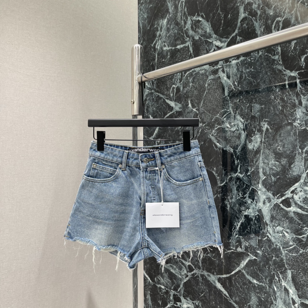 NO:778028,The highest version on the market, the girl inspects the goods, trims the three marks on the threads, and delivers the goods. You can send pictures and videos. If you want quality and service, please add me on WeChat. We will not accept urgent orders. King's 26 spring and summer new style fringed denim shorts, light blue washed and distressed + raw edge design, retro and casual! The high-waist cut shows long legs. The embossed details on the back pocket are very recognizable. You can easily get the American hottie style with a T-shirt or suspenders. Daily outing.  You can wear it on vacation, fashionable and practical! One color SML, Alexander Wang-clothing, alexander wang, shorts, tees, t-shirt,19860909市面最高版本小妹验货、修剪线头上三标、发货可发图及拍视频,要品质要服务的加我微信,不接急单. 大王 26春夏新款 流苏牛仔短裤 浅蓝水洗做旧+毛边设计 复古又随性!高腰剪裁超显腿长 后袋压纹细节很有辨识度 搭T恤或吊带就能轻松get美式辣妹风 日常出街 度假都能穿,时髦又实用!一个色SML,亚历山大王-服装,alexander wang,shorts,tees，t-shirt,,Women's clothing