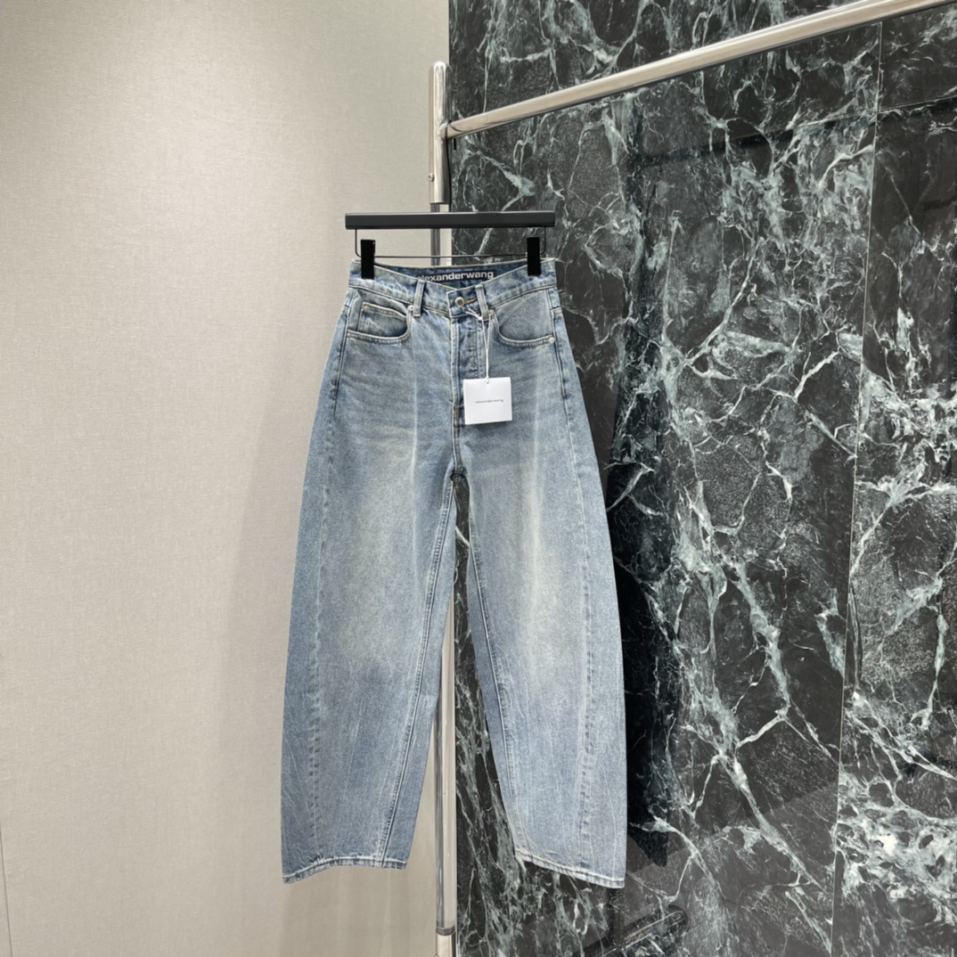 NO:778031,The highest version on the market, the girl inspects the goods, trims the three marks on the threads, and delivers the goods. You can post pictures and take videos. If you want quality and service, add me on WeChat. We will not accept urgent orders. Dawang 26 new spring and summer wide-leg jeans, light blue wash + hole design in the back pocket, retro and fashionable! The high-waisted wide-leg version shows long legs. The details of the brand letters in the back pocket are fully recognizable. It can be easily controlled in daily commuting and street style.  Pair it with a short top or sweater to easily get a lazy and high-end look! One color SML, Alexander Wang-clothing, alexander wang, jeans,19860909市面最高版本小妹验货、修剪线头上三标、发货可发图及拍视频,要品质要服务的加我微信,不接急单. 大王 26春夏新款 阔腿牛仔裤 浅蓝水洗+后袋破洞设计 复古又时髦!高腰阔腿版型超显腿长 后袋品牌字母细节辨识度满分 日常通勤 街头风都能轻松驾驭 搭配短上衣或针织衫,轻松get慵懒高级感!一个色SML,亚历山大王-服装,alexander wang,jeans,,Women's clothing