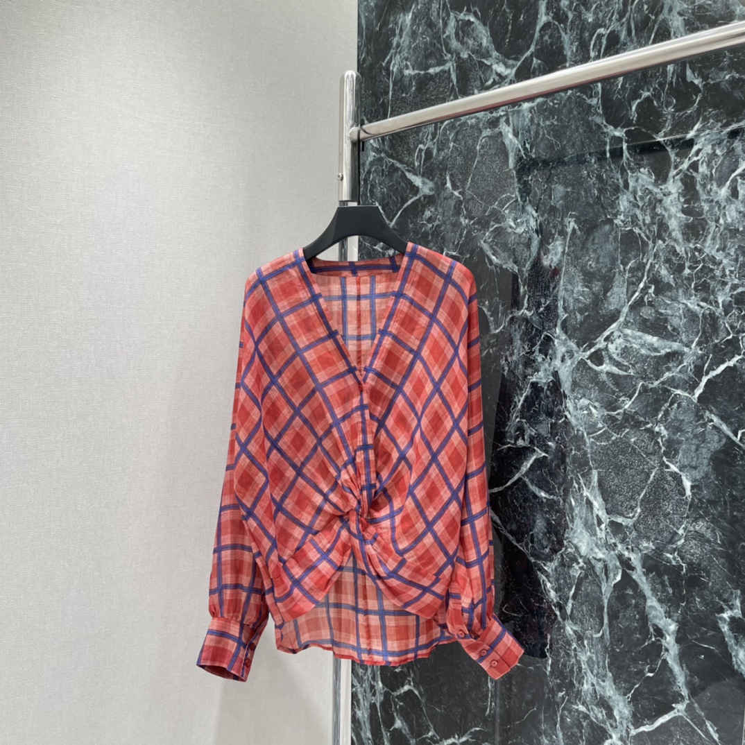 NO:778041,The highest version on the market, the girl inspects the goods, trims the three marks on the threads, and delivers the goods. You can send pictures and videos. If you want quality and service, please add me on WeChat. We will not accept urgent orders. 26 new spring and summer plaid twist shirt. Ramie material. Light and breathable. Super comfortable to wear in spring and summer! Red and blue contrast plaid + twist design. Full of layers. Fashionable and slim. Loose fit. Adjustable cuff buttons. OK for commuting and leisure. One color SML, women's clothing, shirts,19860909市面最高版本小妹验货、修剪线头上三标、发货可发图及拍视频,要品质要服务的加我微信,不接急单. 26春夏新款 格纹扭结衬衫 苎麻材质 轻盈透气 春夏穿超舒服!红蓝撞色格纹+扭结设计 层次感满满 时髦又显瘦 宽松版型 袖口纽扣可调节 通勤休闲都OK.一个色SML,女装,shirts,,Women's clothing