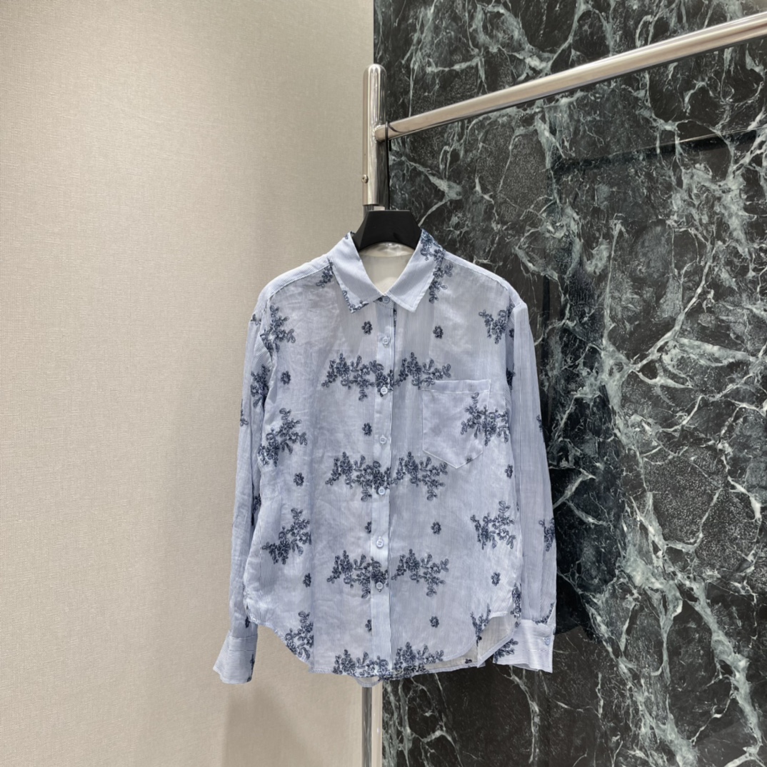 NO:778043,The highest version on the market, the girl inspects the goods, trims the three marks on the threads, and delivers the goods. You can send pictures and videos. If you want quality and service, please add me on WeChat. We will not accept urgent orders. 26 new spring and summer floral embroidered shirts. Loose and slim design. Light and semi-transparent fabric. Comfortable and breathable. A must-have for spring and summer! White background with blue floral embroidery. Retro and elegant. Full marks for details. Classic lapels + one-sided chest pocket. Practical and design. Daily commuting.  It can be easily controlled for casual wear. One color SML, women's clothing, shirts,19860909市面最高版本小妹验货、修剪线头上三标、发货可发图及拍视频,要品质要服务的加我微信,不接急单. 26春夏新款 花卉刺绣衬衫 宽松显瘦设计 轻薄半透面料 穿着舒适透气 春夏必备!白色底色配蓝色花卉刺绣 复古优雅 细节满分 经典翻领+单侧胸袋 实用又有设计感 日常通勤 休闲都能轻松驾驭.一个色SML,女装,shirts,,Women's clothing