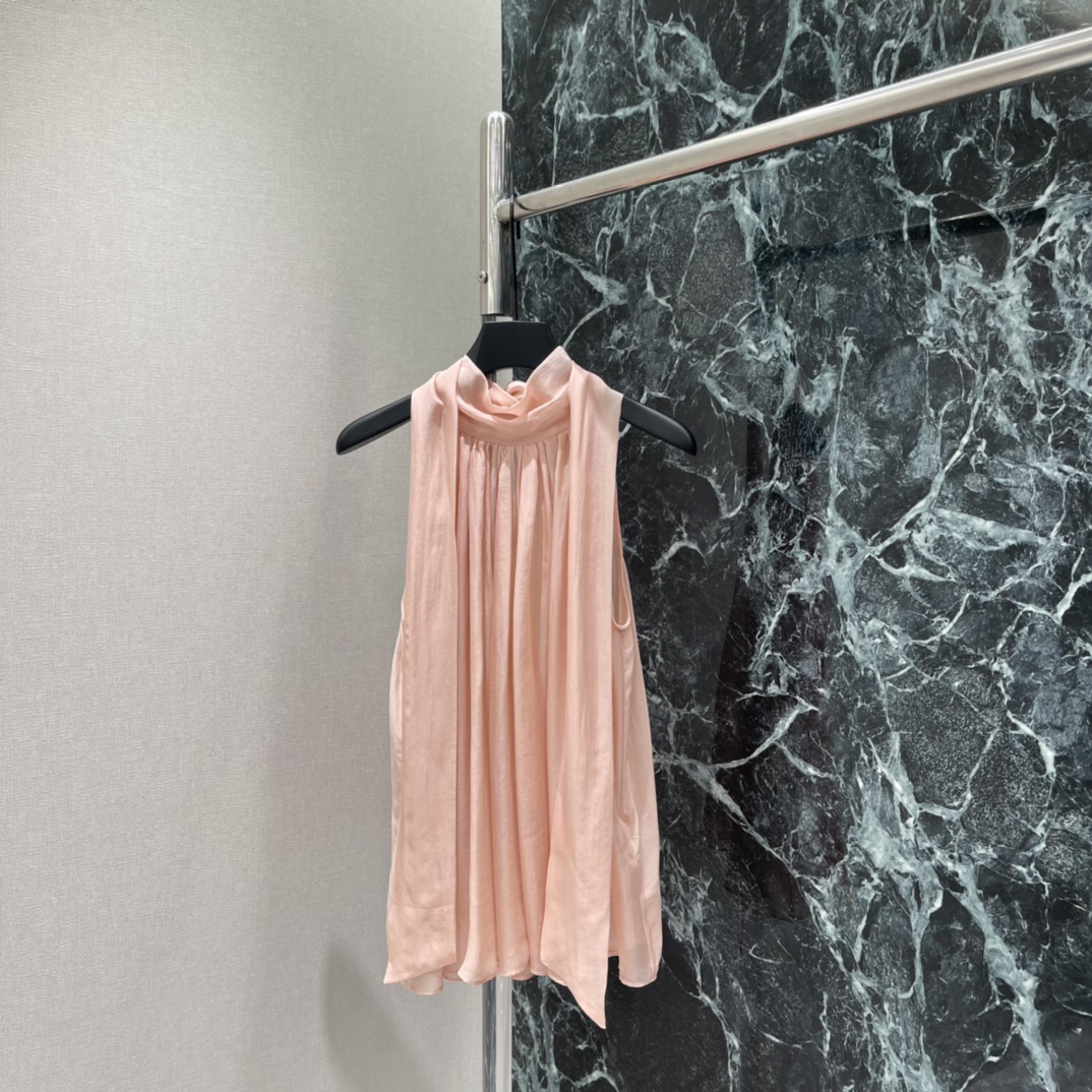 NO:778019,The highest version on the market, the girl inspects the goods, trims the three marks on the threads, and delivers the goods. You can post pictures and take videos. If you want quality and service, please add me on WeChat. We will not accept urgent orders. 26 new spring and summer silk halter tops. Made of high-quality silk. It feels smooth, light and breathable. It is super comfortable to wear in summer! The halter + streamer design is smart and atmospheric. The pale pink color is white and gentle, and can be easily used on dates and vacations. The loose fit is comfortable and elegant.  Easily create a high-end look! One color SML, women's clothing, real silk,19860909市面最高版本小妹验货、修剪线头上三标、发货可发图及拍视频,要品质要服务的加我微信,不接急单. 26春夏新款 真丝挂脖上衣 采用高品质真丝 触感柔滑轻盈透气 夏天穿超舒服!挂脖+飘带设计 灵动又有氛围感 淡粉色显白又温柔约会度假日常都能轻松驾驭 宽松版型 舒适又显气质 轻松打造高级感穿搭!一个色SML,女装,real silk,,Women's clothing