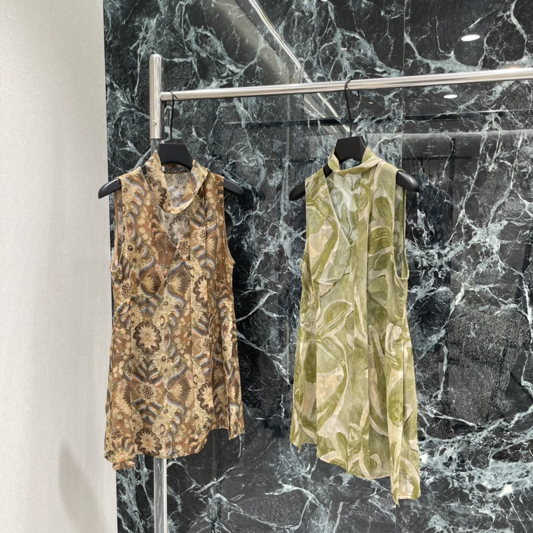 NO:778022,The highest version on the market, the girl inspects the goods, trims the three marks on the threads, and delivers the goods. You can send pictures and take videos. If you want quality and service, add me on WeChat. We will not accept urgent orders. INTO THE EAS 26 spring and summer new style Palm grass sleeveless top Retro palm grass print Fusion of oriental aesthetics and European design Literary and elegant Sleeveless + V-neck tailoring Modifies the neck line Super comfortable to wear in spring and summer! Can be easily worn for commuting and holiday art exhibitions Pair with simple accessories or sandals  Perfect atmosphere. Two colors SML, women's clothing, sandals,19860909市面最高版本小妹验货、修剪线头上三标、发货可发图及拍视频,要品质要服务的加我微信,不接急单. INTO THE EAS 26春夏新款 棕榈卷草无袖上衣 复古棕榈卷草印花 融合东方美学与欧式设计 文艺又优雅 无袖+V领剪裁 修饰颈部线条 春夏穿超舒适!通勤度假艺术展都能轻松驾驭 搭配简约配饰或凉鞋 氛围感满分.两个色SML,女装,sandals,,Women's clothing