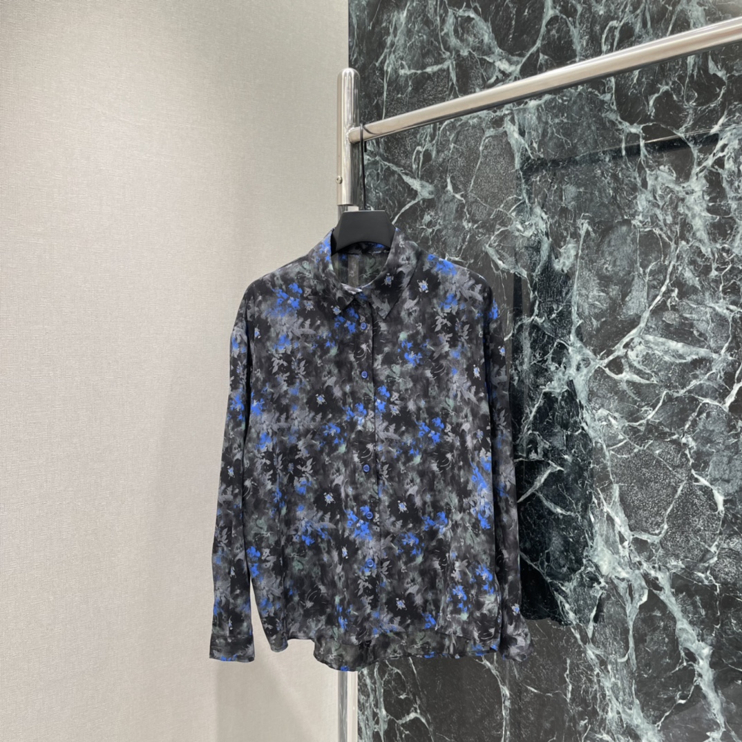 NO:778025,The highest version on the market, the girl inspects the goods, trims the three marks on the threads, and delivers the goods. You can post pictures and take videos. If you want quality and service, please add me on WeChat. We will not accept urgent orders. 26 spring and summer new style, dew-dyed lily of the valley floral shirt, blue and black interwoven floral, full of retro art, loose long-sleeved design, French lazy atmosphere, easy to achieve ~ daily commuting, can be worn casually, looks great alone or layered, easily create a high-end look! One color SML, women's clothing, shirts,19860909市面最高版本小妹验货、修剪线头上三标、发货可发图及拍视频,要品质要服务的加我微信,不接急单. 26春夏新款 露染铃兰碎花衬衫 蓝黑交织碎花 复古艺术感满满 宽松长袖设计 法式慵懒氛围轻松拿捏~日常通勤 休闲都能穿 单穿或叠搭都很出彩 轻松打造高级感穿搭!一个色SML,女装,shirts,,Women's clothing