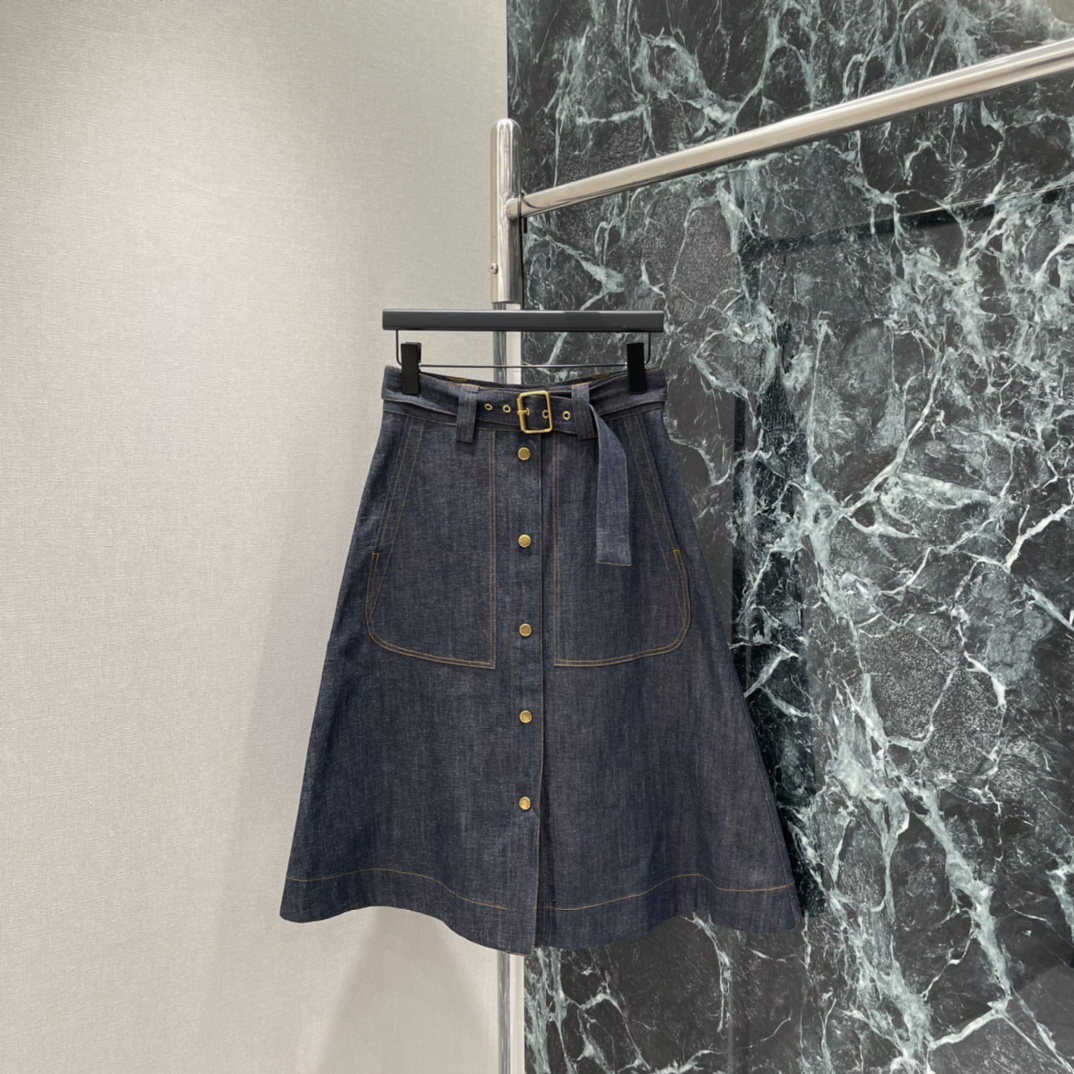 NO:778036,The highest version on the market, the girl inspects the goods, trims the three marks on the threads, and delivers the goods. You can post pictures and take videos. If you want quality and service, please add me on WeChat. We will not accept urgent orders. Mengkou 26 spring and summer new denim skirt, dark blue denim + metal buttons, simple and practical! The metal buckle belt at the waist modifies the waistline. The details are perfect. The multi-pocket design of the skirt is both decorative and functional. It can be easily used for daily commuting and leisure.  Fashionable and versatile! One color SML, Mongolian clothing, Moncler, skirts,19860909市面最高版本小妹验货、修剪线头上三标、发货可发图及拍视频,要品质要服务的加我微信,不接急单. 蒙口 26春夏新款 牛仔半裙 深蓝牛仔布+金属纽扣 简约又实用!腰部金属扣腰带 修饰腰线 细节满分 裙身多口袋设计 兼具装饰与功能性 日常通勤 休闲都能轻松驾驭 时髦又百搭!一个色SML,蒙口-服装,Moncler,skirts,,Women's clothing