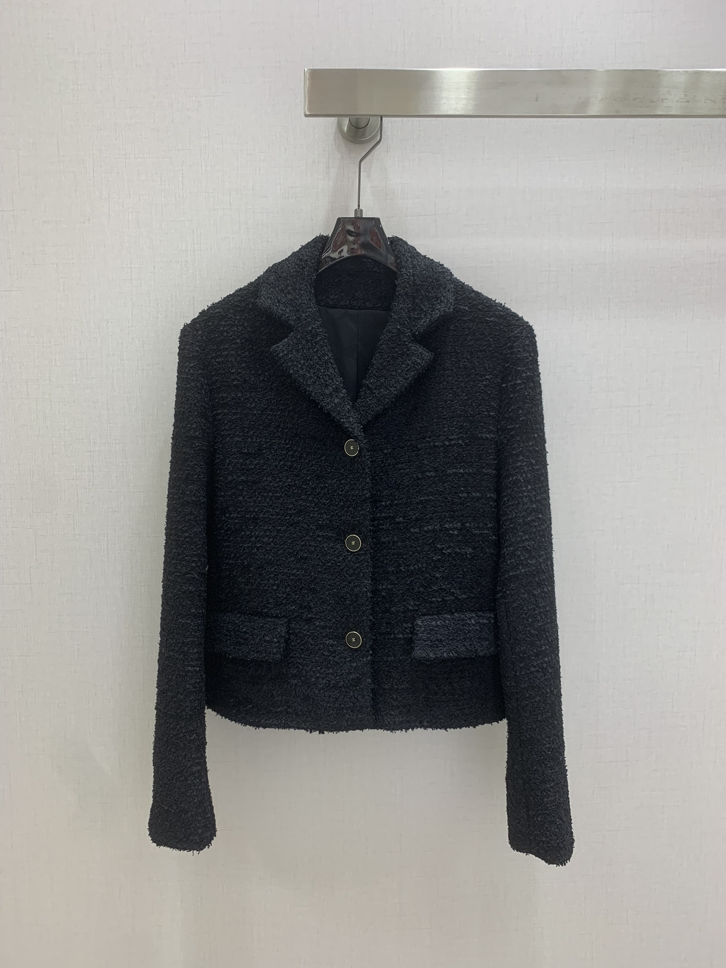 NO:798240,Highly recommended 26 spring and summer new style tweed double-pocket jacket. The tweed fabric has a retro texture. It is stiff and stylish yet has a gentle texture. The classic lapel outlines a neat outline and is full of aura. Single-breasted custom metal double C buttons are low-key and refined. A must-have item. One color SML code. High quality ABC, jackets & coats,19860909强烈推荐 26春夏新款 粗花呢双口袋外套 粗花呢面料自带复古肌理感 挺括有型又不失温柔质感 经典翻领勾勒利落轮廓 气场十足 单排扣定制金属双C纽扣低调精致 必备单品 一个色 SML码 高品质ABC,,jackets & coats,,Women's clothing