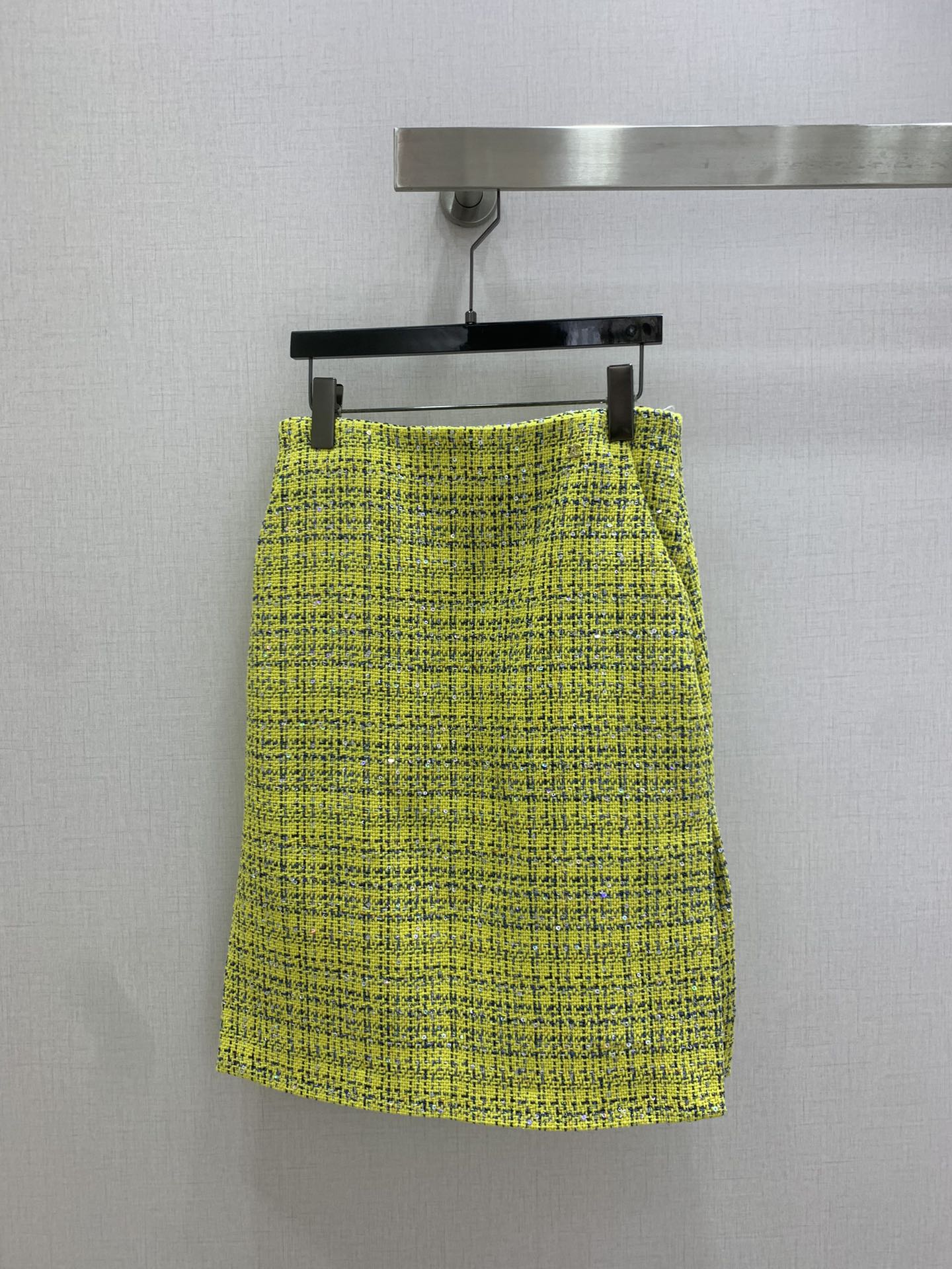 NO:798243,Highly recommended 26 spring and summer new tweed metallic long skirt. It continues the brand’s iconic elegant gene. The slit tailoring cleverly optimizes the proportions and has a French sense of relaxation. Paired with the short jacket of the same series, it can easily control the casual attitude. The tweed fabric has its own texture and luster. It shows high-end texture in every gesture. Can be taken separately. One color SML code. High-quality ABC,,skirts,jackets & coats,19860909强烈推荐 26春夏新款 粗呢金属长半裙 延续品牌标志性的优雅基因 开叉剪裁巧妙优化比例 自带法式松弛感 搭配同系列短款外套 诠释随性态度都能轻松驾驭 粗花呢面料自带肌理光泽 举手投足间尽显高级质感 可分开拿 一个色 SML码 高品质ABC,,skirts,jackets & coats,,Women's clothing