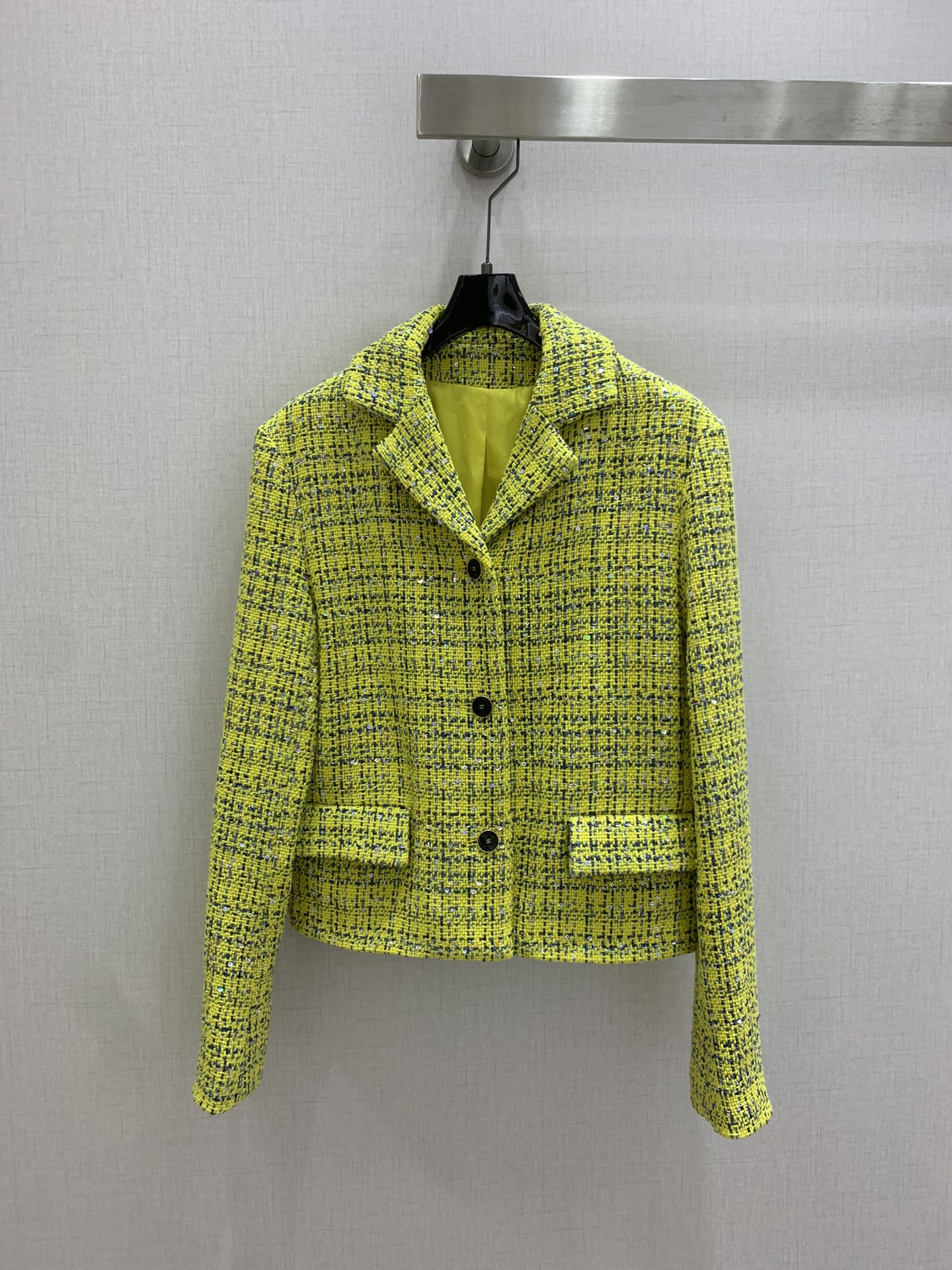 NO:798249,Highly recommended for spring and summer 26, the tweed lapel double-pocket jacket continues the brand's iconic elegance gene. The slit tailoring subtly optimizes the proportions and has a French sense of relaxation. Paired with the short jacket of the same series, it can easily control the casual attitude. The tweed fabric has its own texture and luster. It shows high-end texture in every gesture. Can be taken separately. One color SML code. High-quality ABC,,jackets & coats,19860909强烈推荐 26春夏新款 粗呢翻领双口袋外套 延续品牌标志性的优雅基因 开叉剪裁巧妙优化比例 自带法式松弛感 搭配同系列短款外套 诠释随性态度都能轻松驾驭 粗花呢面料自带肌理光泽 举手投足间尽显高级质感 可分开拿 一个色 SML码 高品质ABC,,jackets & coats,,Women's clothing
