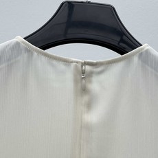 𝐭𝐨*米白无袖套装米白肌理感无袖套装,演绎To式北欧极简风美学,利落圆领无袖上衣,垂坠感恰到好处,勾勒出 𝐭𝐨*米白无袖套装米白肌理感无袖套装,演绎To式北欧极简风美学,利落圆领无袖上衣,垂坠感恰到好处,勾勒出