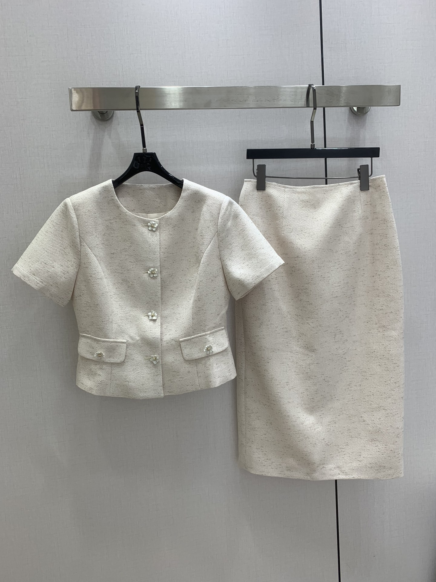 NO:798547,Highly recommended for the early spring of 26. Flower button double pocket long skirt suit. Little girl-style short-sleeved suit suit. Full of texture. The craftsmanship is more advanced. Fashionable and perfectly presents the brand style charm. Versatile and elegant, a daily essential item. The upper body is more trendy and fashionable. One color SMLXL code. High quality ABC, skirts, T-shirt, business suit,19860909强烈推荐 26早春新款 花朵纽扣双口袋长半裙套装 小香风名媛气质短袖西装套装 质感十足 工艺处质感更为高级 时髦完美呈现品牌风格魅力 百搭显气质日常必备单品 上身更具备潮流时髦感 一个色 SMLXL码 高品质ABC,,skirts,T-shirt,business suit,,Women's clothing