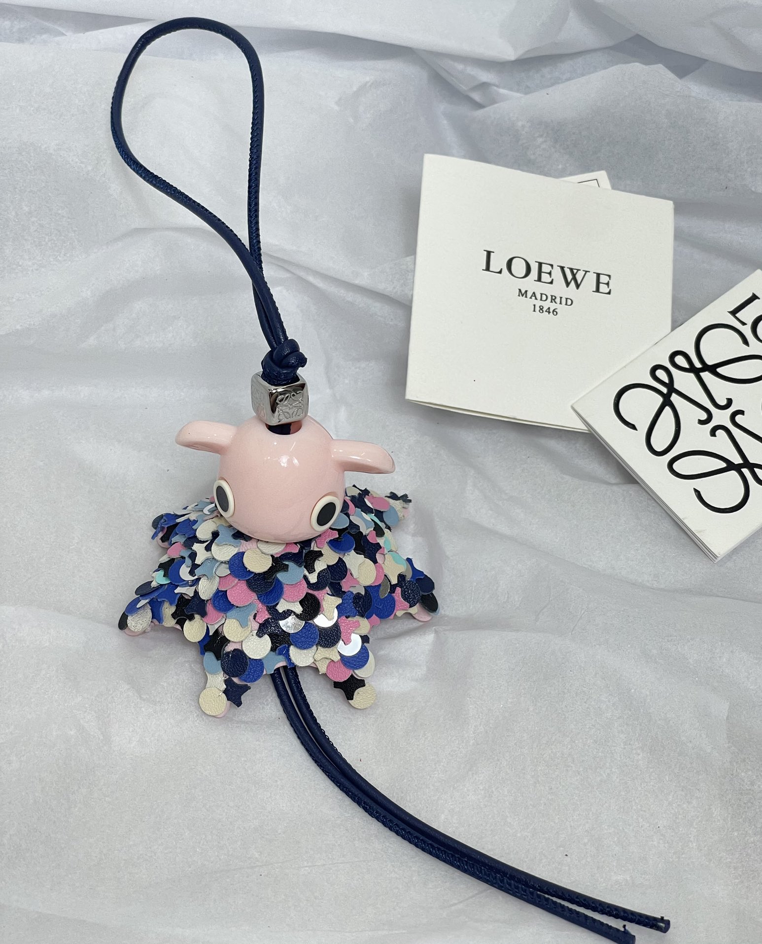 NO:763674,uzzle’s 10th anniversary limited elf pendant!  So cute!  Each limited elf has its own name!  Pie Pie Elf♀ Every little baby is uniquely cute. I love it so much!  (The dice are made of all steel), Loewe wallet, loewe, wallets19860909uzzle十周年限定小精灵挂件！太可爱喽！ 每一个限定的小精灵都有专属的名字 ！派派小精灵♀ 每一只小宝宝都是独特的可爱 超喜欢！（骰子是全钢材质）,罗意威钱包,loewe,wallets,欧美剧