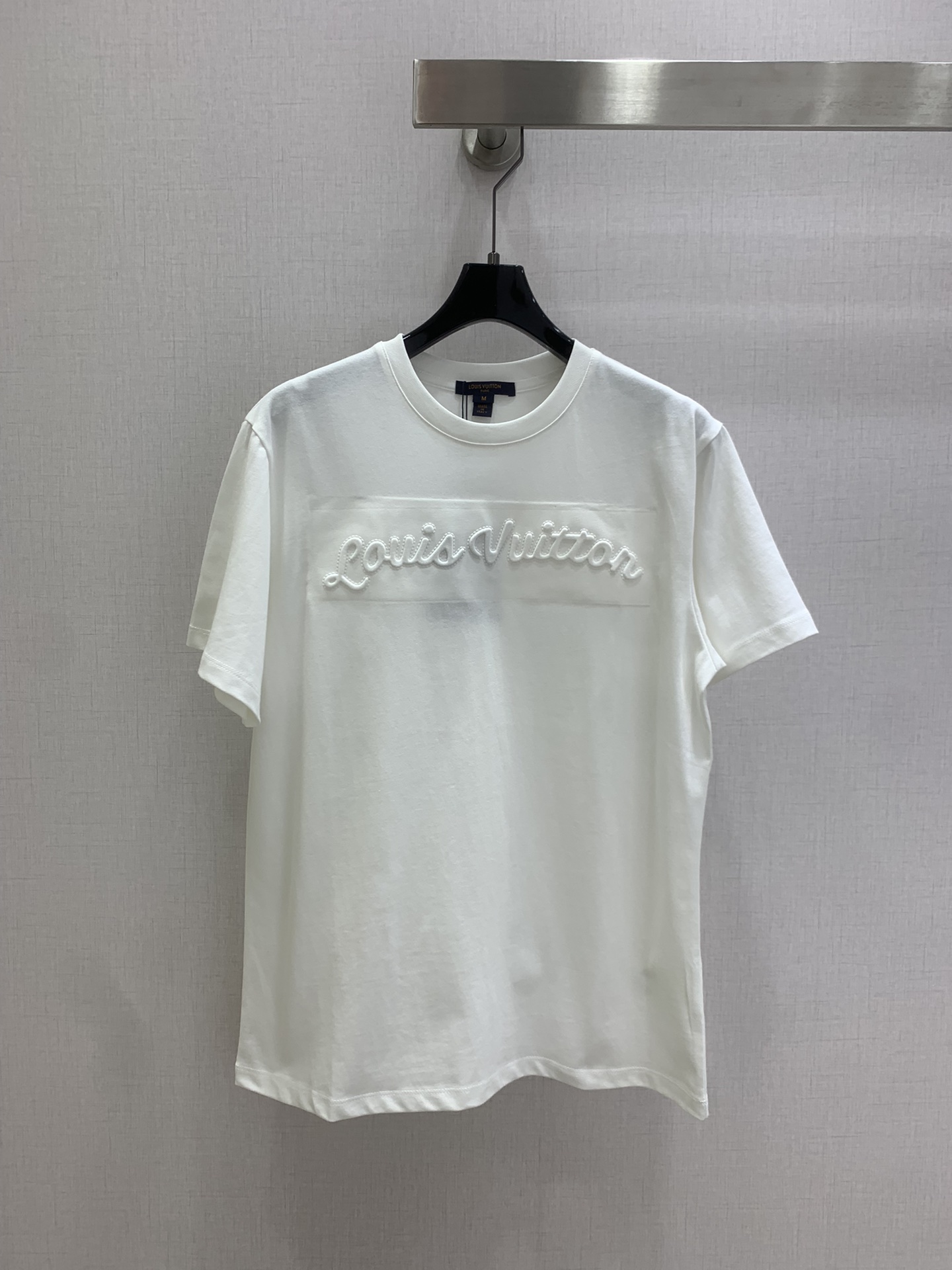 NO:798238,Highly recommended 26 spring and summer new style short-sleeved T-shirt with three-dimensional letters. High-end fabrics, versatile version. Whoever wears it will know how comfortable it feels on the upper body!  The classic colors are elegant and high-end, a must-have for daily wear!  Two colors SML code high quality ABC,,T-shirt,tees,t-shirt,19860909强烈推荐 26春夏新款 立体字母短袖T恤 高订面料,百搭版型 上身的触感谁穿谁知道的舒服！经典颜色都是气质又高级,日常穿搭必备！两个色 SML码 高品质ABC,,T-shirt,tees，t-shirt,,Women's clothing