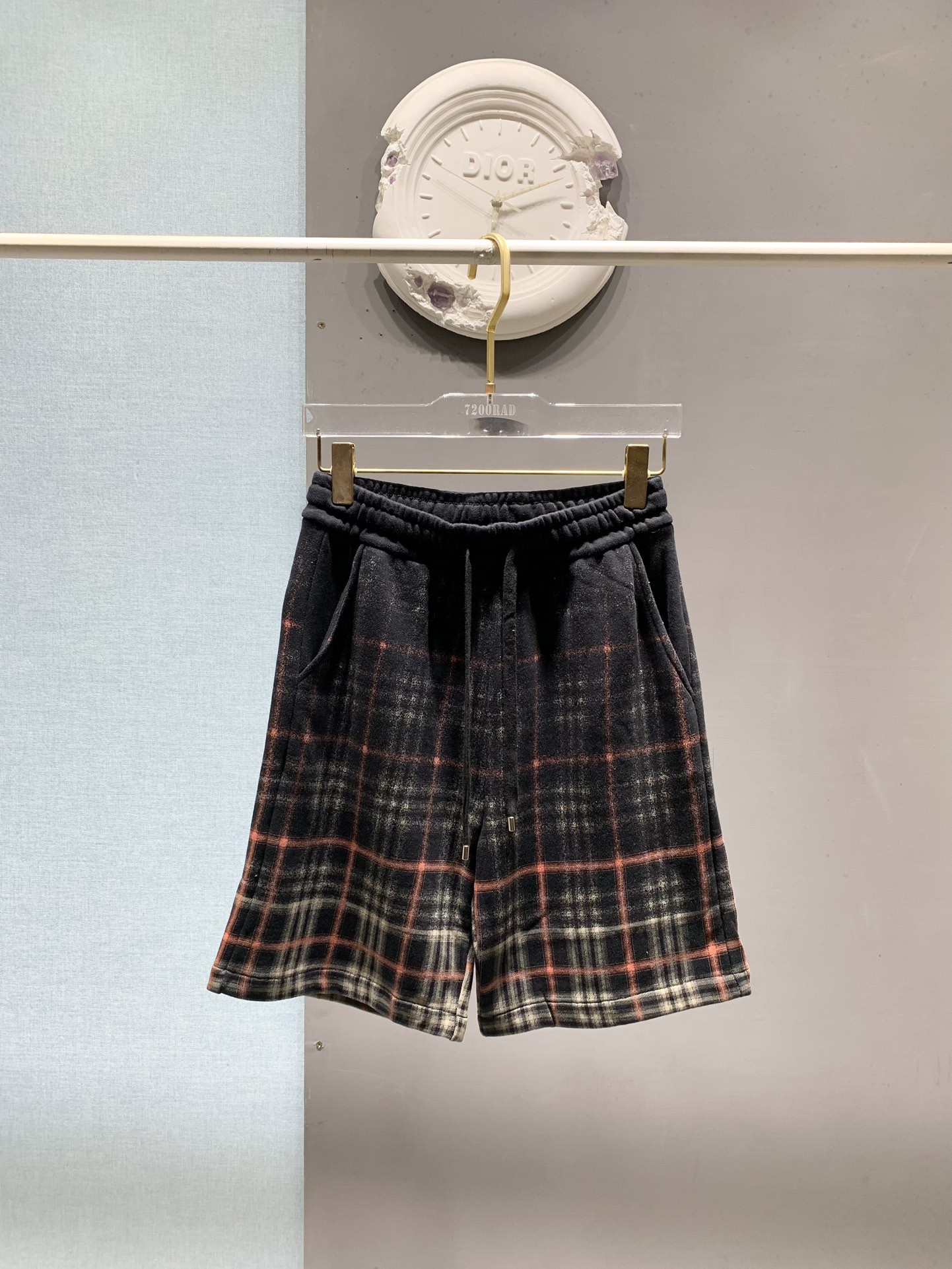 Pantalón corto de cuadros degradado P195 BBR. Estos pantalones cortos están confeccionados en tejido liso de puro algod…