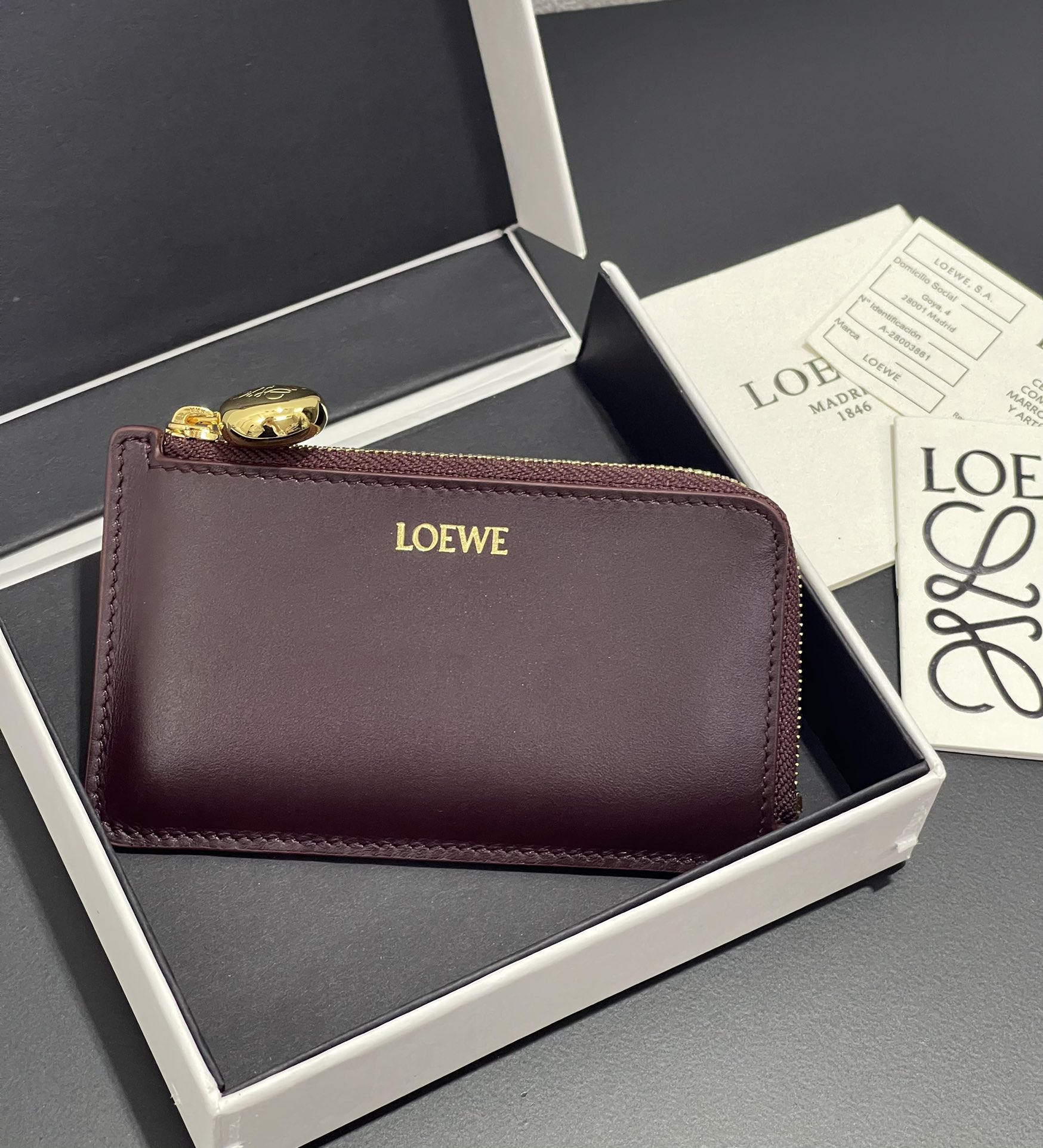 NO:763699,Satin nappa leather zippered small card holder, sheepskin lining, decorated with Anagram pull hardware, four card slots and zipper compartment. Style number 3819, size 13.57, Loewe wallet, loewe, wallets, cowhide, sheepskin19860909缎面纳帕牛皮拉链小卡包,内里绵羊皮、饰有Anagram 拉牌五金, 四个卡位和拉链隔层.款号3819,尺寸13.57,罗意威钱包,loewe,wallets,cowhide,sheepskin,欧美剧