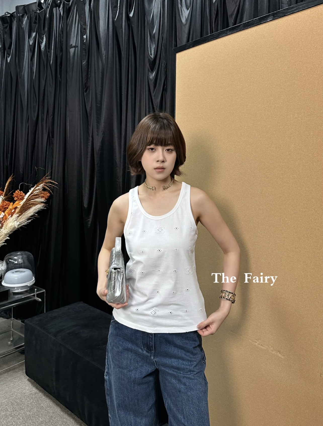 小香 26春夏新款 镂空刺绣背心 镂空刺绣设计精致有层次 日常通勤或休闲都能轻松驾驭 百搭属性 配牛仔裤