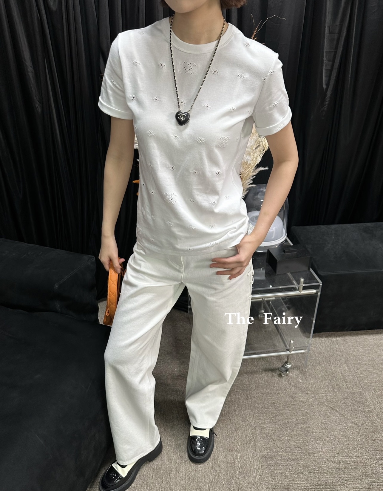 小香 26春夏新款 镂空刺绣T恤 镂空刺绣设计精致有层次 微宽松版型显瘦又包容 日常通勤或休闲都能轻松驾