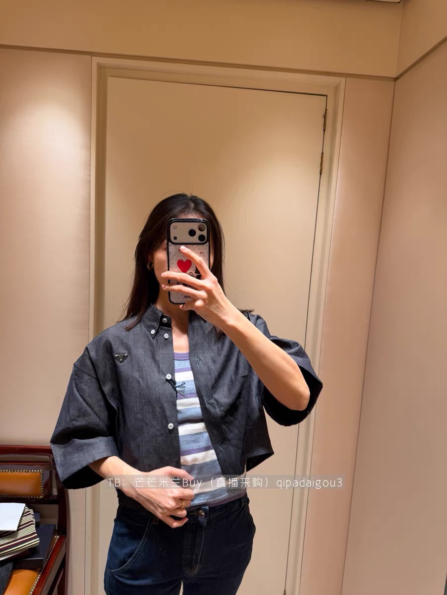 PD 26春夏新款 翻领工装短袖衬衫 采用深灰水洗颜色 复古肌理感满满 胸前三角Logo超有辨识度!版型