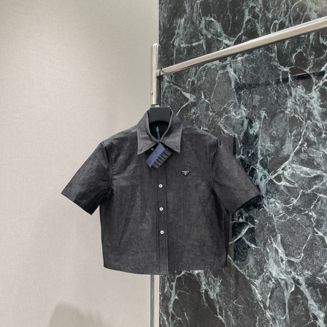 NO:778501,D 26 spring and summer new style lapel work short-sleeved shirt. Made of dark gray washed color. Full of retro texture. Triangular logo on the chest is very recognizable! Loose fit. Dropped shoulder design. Comfortable to wear and not body-conscious. It is OK to wear alone in spring and autumn or as an inner layer in winter. Easily create a retro fashion atmosphere. One color ready-made SML, Prada-clothing, prada, shirts, T-shirt,19860909D 26春夏新款 翻领工装短袖衬衫 采用深灰水洗颜色 复古肌理感满满 胸前三角Logo超有辨识度!版型宽松 落肩设计 穿着舒适不挑身材 春秋单穿或冬季内搭都很OK 轻松打造复古时尚氛围感.一个色现货SML,普拉达-服装,prada,shirts,T-shirt,,Women's clothing
