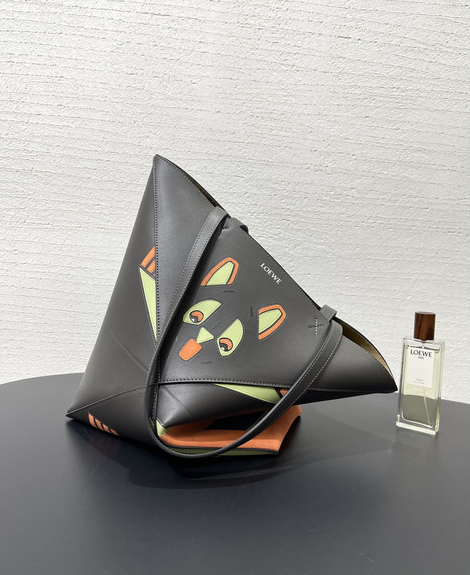 NO:763680,Special limited edition Louis Wain uzzle Fold Tote cat tote bag. The cat tote bag jointly launched by Louis Wain is inspired by the artist's anthropomorphic cat paintings. It has geometric tailoring + 3D leather inlay technology, and the cat pattern is super artistic.  Made of classic Napa calfskin with frosted cowhide lining, it is lightweight, durable, and has a large capacity. It can hold a 14-inch laptop, making it perfect for commuting or short trips! The unique design is both practical and a must-have for cat lovers and art lovers!  (Note that since the pattern is inlaid and spliced ​​by hand, it is normal for there to be dander, fur, or warping) Style number 89335 Size 25.514.531.5 (only with gift bag), Loewe wallet, louis vuitton, loewe, wallets, totes, cowhide19860909特别限定款Louis Wain uzzle Fold Tote 猫咪托特包 联名Louis Wain推出的猫咪托特包,灵感来自艺术家的拟人化猫画作,几何剪裁+3D皮革镶嵌工艺,猫咪图案超有艺术感. 采用经典的纳帕小牛皮搭配内里磨砂牛皮,轻便耐用,容量大,能装下14寸笔记本,通勤or短途旅行都很OK!独特设计兼具实用,猫咪控&艺术爱好者必入！（注意 由于图案是手工镶嵌拼接的,有皮屑 皮毛 皮翘属于正常现象） 款号89335 尺寸25.514.531.5（只配礼品袋）,罗意威钱包,louis vuitton,loewe,wallets,totes,cowhide,欧美剧