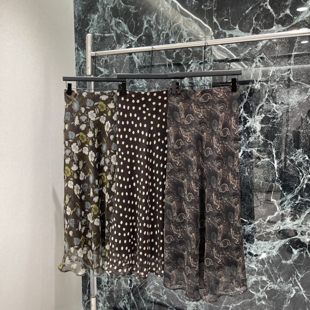 NO:778513,The highest version on the market, the girl inspects the goods, trims the three marks on the threads, and delivers the goods. You can post pictures and take videos. If you want quality or service, please add me on WeChat. We will not accept urgent orders. 26 new spring and summer retro floral skirt, mid-length + elastic waist, comfortable and tolerant, suitable for a variety of body shapes, the skirt hangs naturally, walks elegantly and smartly, and is perfect for spring and summer! The floral design is fresh and looks great with simple tops or sweaters.  It can be easily used for commuting, dating and vacation. Three colors SML, women's clothing, skirts,19860909市面最高版本小妹验货、修剪线头上三标、发货可发图及拍视频,要品质要服务的加我微信,不接急单. 26春夏新款 复古碎花半身裙 中长款+松紧腰 舒适包容 适合多种身材 裙摆自然垂坠 走路飘逸灵动 春夏穿超合适!碎花设计清新 搭配简约上衣或针织衫都很出彩 通勤约会度假都能轻松驾驭.三个色SML,女装,skirts,,Women's clothing