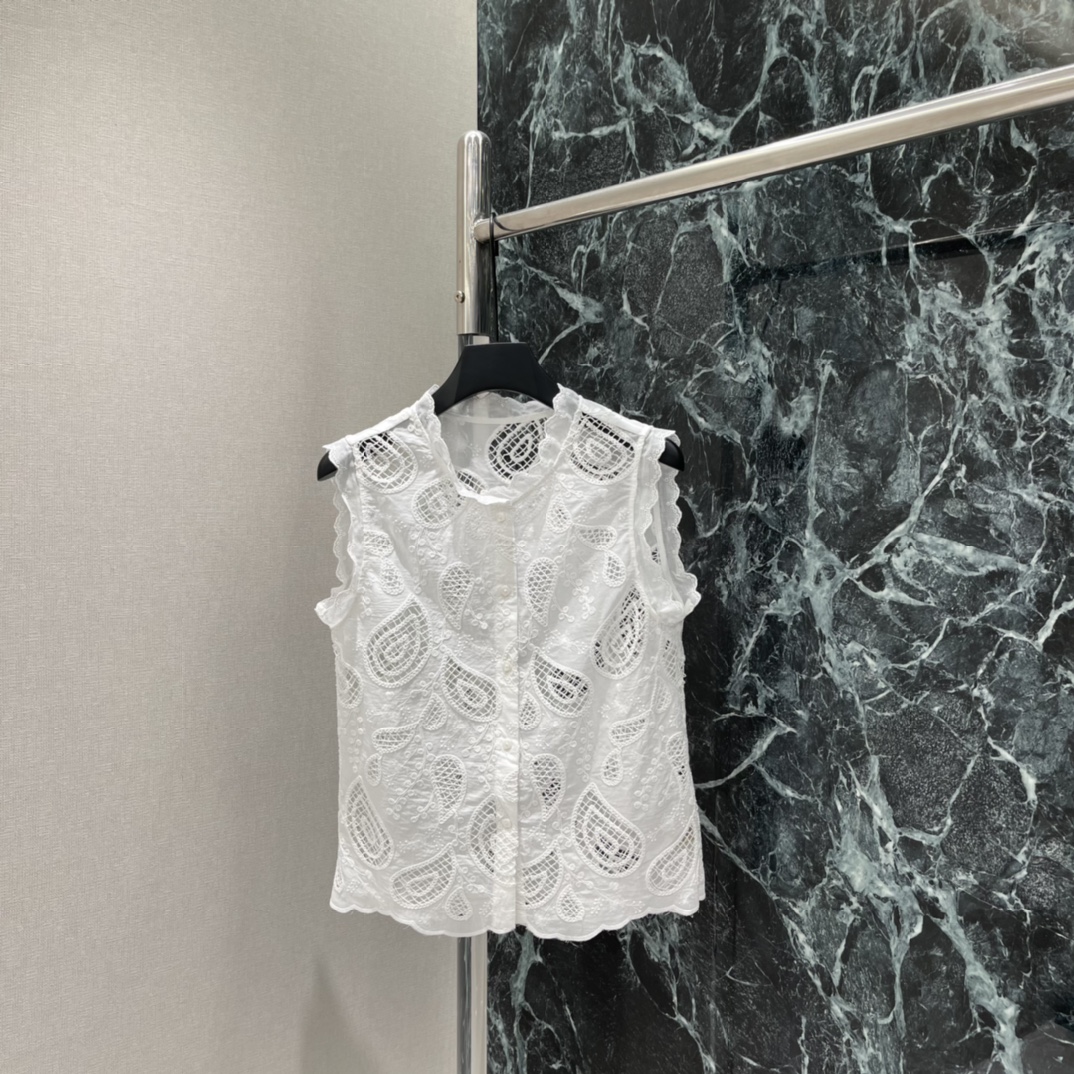 NO:778523,The highest version on the market, the girl inspects the goods, trims the three marks on the threads, and delivers the goods. You can post pictures and take videos. If you want quality and service, please add me on WeChat. We will not accept urgent orders. New spring and summer 26 lace embroidery sleeveless vest. It adopts hollow embroidery technology. The pattern is exquisite and full of French elegance. Single-breasted design. Easy to put on and take off. The loose version is super slim. Suitable for a variety of body shapes. The sleeve design is cool and breathable.  Super comfortable to wear in summer! It is a must-have and versatile item for summer wardrobe. One color SML, women's clothing,19860909市面最高版本小妹验货、修剪线头上三标、发货可发图及拍视频,要品质要服务的加我微信,不接急单. 26春夏新款 蕾丝刺绣无袖背心 采用镂空刺绣工艺 花纹精致 法式优雅氛围感满满 单排扣设计 穿脱方便 宽松版型超显瘦 适合多种身材 袖设计清凉透气 夏天穿超舒服!是夏季衣橱必备百搭单品.一个色SML,女装,,Women's clothing