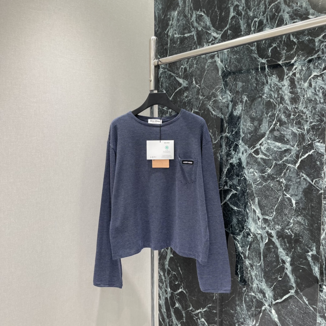 NO:778500,The highest version on the market, the girl inspects the goods, trims the three marks on the threads, and delivers the goods. You can send pictures and videos. If you want quality and service, please add me on WeChat. We will not accept urgent orders. Miu 26 spring and summer new style, fine texture, round neck long-sleeved top, fine texture + small chest pocket, simple and detailed, low-key luxury style is easy to handle! The round neck design is versatile, can be worn alone or layered, and can be worn for commuting and leisure. One color SML, Miu Miu-clothing, miumiu,19860909市面最高版本小妹验货、修剪线头上三标、发货可发图及拍视频,要品质要服务的加我微信,不接急单. Miu 26春夏新款 细纹圆领长袖上衣 细密纹理+胸前小口袋 简约又有细节感 低调奢华风格轻松拿捏!圆领设计百搭,单穿或叠穿都很OK,通勤休闲都能hold住.一个色SML,缪缪-服装,miumiu,,Women's clothing