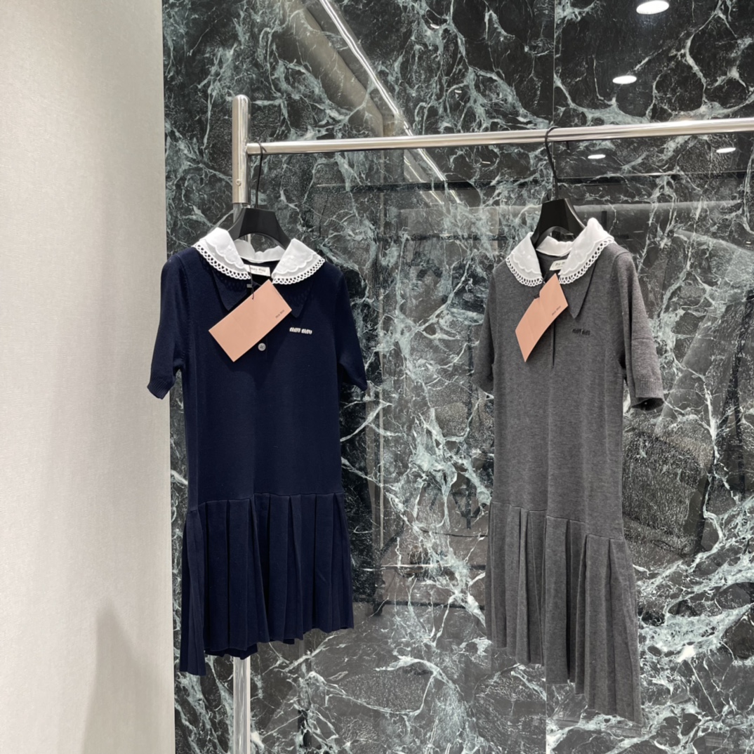 NO:778504,The highest version on the market, the girl inspects the goods, trims the three marks on the threads, and delivers the goods. You can post pictures and take videos. If you want quality and service, add me on WeChat. We will not accept urgent orders. Miu 26 new spring and summer Polo dress, classic lapel + white lace edge, full of fresh college style! The pleated design of the skirt is full of layers. It can be easily controlled for daily commuting, school and leisure. Simple and fashionable, you can easily get a sense of summer relaxation. Two colors SML, Miu Miu-clothing, miumiu, skirts,19860909市面最高版本小妹验货、修剪线头上三标、发货可发图及拍视频,要品质要服务的加我微信,不接急单. Miu 26春夏新款 Polo连衣裙 经典翻领+白色蕾丝边 清新学院风满满!裙摆百褶设计 层次感十足 日常通勤上学休闲都能轻松驾驭 简约又时髦 轻松get夏日松弛感.两个色SML,缪缪-服装,miumiu,skirts,,Women's clothing