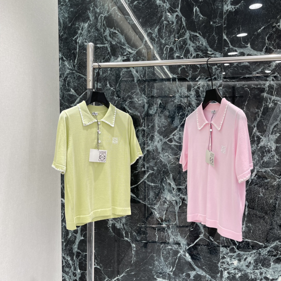 NO:778741,The highest version on the market, the girl inspects the goods, trims the three marks on the threads, and delivers the goods. You can post pictures and take videos. If you want quality and service, please add me on WeChat. We will not accept urgent orders. Loewe's 26 spring and summer new style doll collar Polo shirt, doll collar + white lace, playful and exquisite. The brand embroidery on the chest is low-key and recognizable. It is light green and fresh and white. It can be easily used for commuting and leisure. It looks great with jeans or skirts.  It is a must-have and versatile item for the summer wardrobe! Two colors SML, Loewe-clothing, loewe, skirts, jeans,19860909市面最高版本小妹验货、修剪线头上三标、发货可发图及拍视频,要品质要服务的加我微信,不接急单. 罗意威 26春夏新款 娃娃领Polo衫 娃娃领+白色花边 俏皮又精致 胸前品牌刺绣低调有辨识度 浅绿色清新显白 通勤休闲都能轻松驾驭 搭配牛仔裤或半裙都很出彩 是夏日衣橱必备百搭单品!两个色SML,罗意威-服装,loewe,skirts,jeans,,Women's clothing