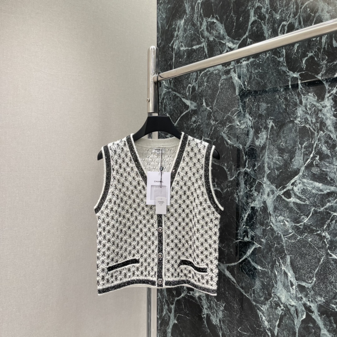 NO:778532,The highest version on the market, the girl inspects the goods, trims the three marks on the threads, and delivers the goods. You can send pictures and videos. If you want quality and service, please add me on WeChat. We will not accept urgent orders. Xiaoxiang 26 spring and summer new style sequined knitted vest V-neck + black trim. The placket and pockets are embellished with branded double-C metal buttons. The details are perfect. The knitted fabric is soft and comfortable. Wear it alone or layered with shirts and dresses.  Easily create an elegant and casual style, it is a versatile wardrobe artifact! One color SML, Chanel-clothing, chanel, skirts, shirts,19860909市面最高版本小妹验货、修剪线头上三标、发货可发图及拍视频,要品质要服务的加我微信,不接急单. 小香 26春夏新款 亮片针织马甲 V领+黑色饰边 门襟和口袋点缀品牌双C金属纽扣 细节满分 针织面料柔软舒适 单穿或叠搭衬衫 连衣裙都很出彩 轻松打造优雅随性风格,是衣橱百搭神器!一个色SML,香奈儿-服装,chanel,skirts,shirts,,Women's clothing
