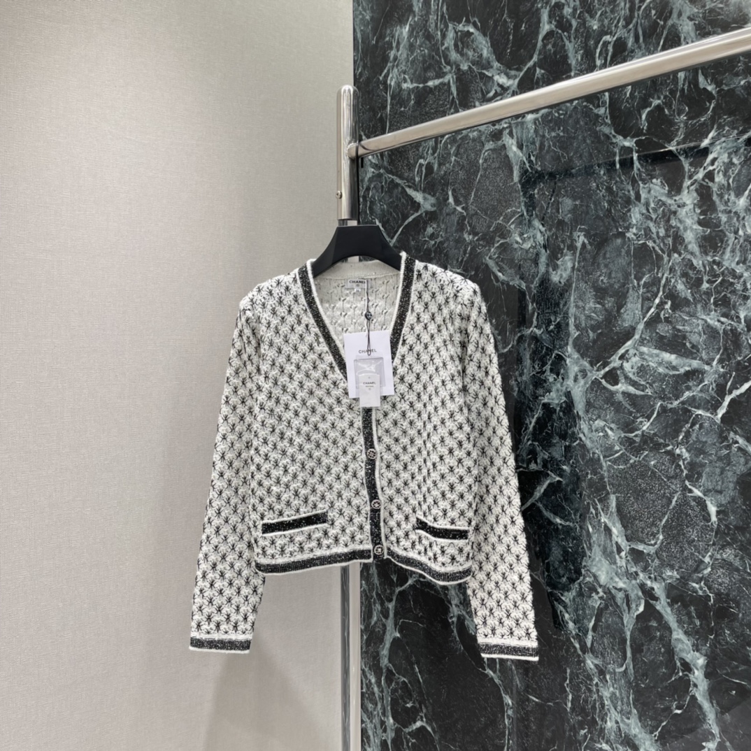 NO:778490,The highest version on the market, the girl inspects the goods, trims the three marks on the threads, and delivers the goods. You can send pictures and videos. If you want quality and service, add me on WeChat. We will not accept urgent orders. Xiaoxiang 26 spring and summer new style sequined knitted cardigan V-neck + black trim. The placket and pockets are embellished with branded double-C metal buttons. The details are perfect. The knitted fabric is soft and comfortable. Wear it alone or layered with shirts and dresses. It is great.  Easily create an elegant and casual style, it is a versatile wardrobe artifact! One color SML, Chanel-clothing, chanel, skirts, shirts,19860909市面最高版本小妹验货、修剪线头上三标、发货可发图及拍视频,要品质要服务的加我微信,不接急单. 小香 26春夏新款 亮片针织开衫 V领+黑色饰边 门襟和口袋点缀品牌双C金属纽扣 细节满分 针织面料柔软舒适 单穿或叠搭衬衫 连衣裙都很出彩 轻松打造优雅随性风格,是衣橱百搭神器!一个色SML,香奈儿-服装,chanel,skirts,shirts,,Women's clothing