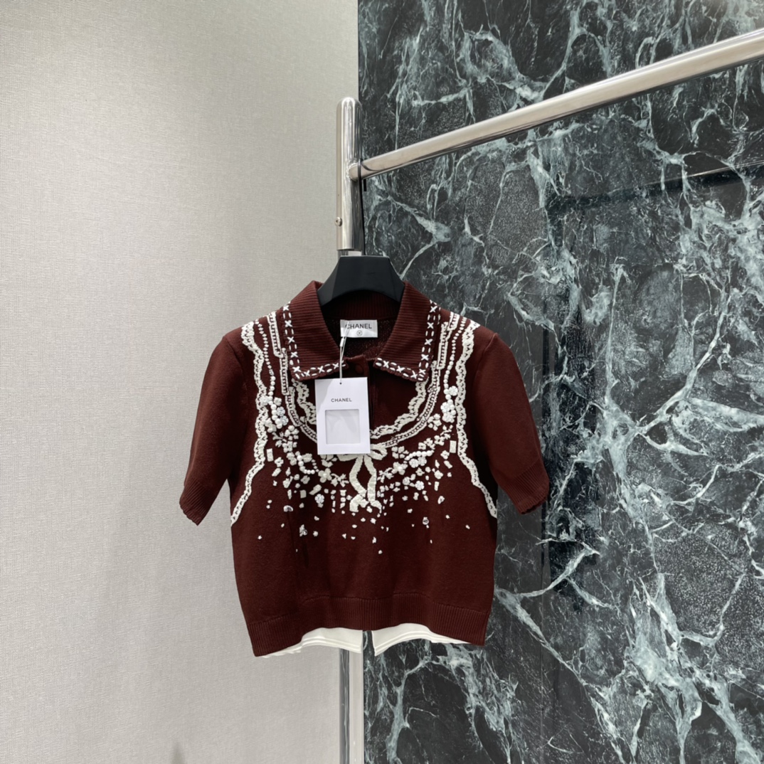 NO:778495,The highest version on the market, the girl inspects the goods, trims the three marks on the threads, and delivers the goods. You can post pictures and take videos. If you want quality and service, add me on WeChat. We will not accept urgent orders. Xiaoxiang 26 spring and summer new beaded flower knitted top, three-dimensional jacquard, beaded flower embellishment, full of retro elegance, lapel short-sleeved design, slim tailoring, easily highlights the body line. Beading details are super exquisite  The French romantic atmosphere is full of feeling. One color SML, Chanel-clothing, chanel, T-shirt,19860909市面最高版本小妹验货、修剪线头上三标、发货可发图及拍视频,要品质要服务的加我微信,不接急单. 小香 26春夏新款 钉珠花朵针织上衣 立体提花 钉珠花朵点缀 复古优雅感满满 翻领短袖设计 修身剪裁 轻松凸显身形线条.钉珠细节超精致 法式浪漫氛围感拉满.一个色SML,香奈儿-服装,chanel,T-shirt,,Women's clothing