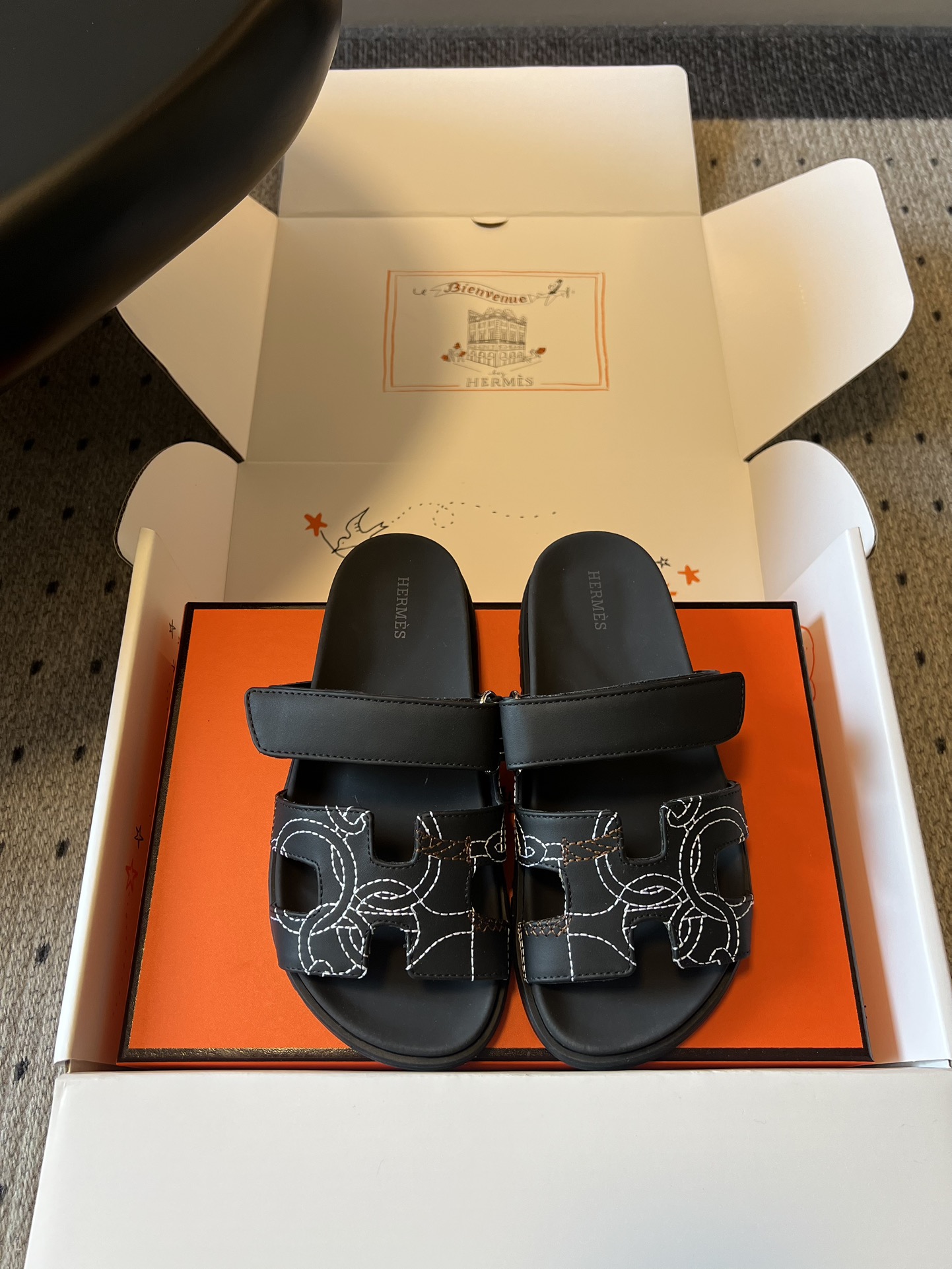 NO:789462,Top-quality Herme* new early spring embroidered H sandals. The classic H-shaped one-strap meets the brand's iconic embroidery with a full sense of handwork. Every stitch and thread tells the story of high-end and ingenuity. This pair of sandals perfectly balances leisure and sophistication. The moment you put them on, you will have that lazy and dignified rich family feeling. Whether it is daily outing, commuting to work, or vacation travel, one pair can handle all scenes, and it is a must-have in your shoe cabinet this summer.  This summer, use a pair of Hermès embroidered H slippers to keep you fashionable, comfortable and high-end all summer long. The upper is imported custom-made goatskin/sheep leather, the lining is sheepskin, the outsole is the original molded outsole, size 35-41 (customized sizes 40 and 41 are non-refundable), heel height 2cm, slippers, hermes, hermes, slippers, sheepskin, sheepskin.19860909顶级品质 Herme*早春新款刺绣H凉拖 经典H型一字带遇上手工感满满的品牌标志性刺绣,每一针一线都在诉说着高级与匠心.这双凉拖完美平衡了休闲与精致,上脚瞬间就有那种慵懒又显贵的富家千金感,不管是日常出街、通勤上班,还是度假旅行,一双就能搞定所有场景,是今年夏天鞋柜里的必入款. 这个夏天,用一双爱马仕刺绣H拖,承包你一整个夏天的时髦、舒适与高级感. 鞋面进口定制山羊皮/羊京 内里羊皮 大底原版开模大底 size35-41码（40、41码定制不退换） 跟高2cm,拖鞋,hermes,hermes,slippers,sheepskin,sheep,Women's Shoes